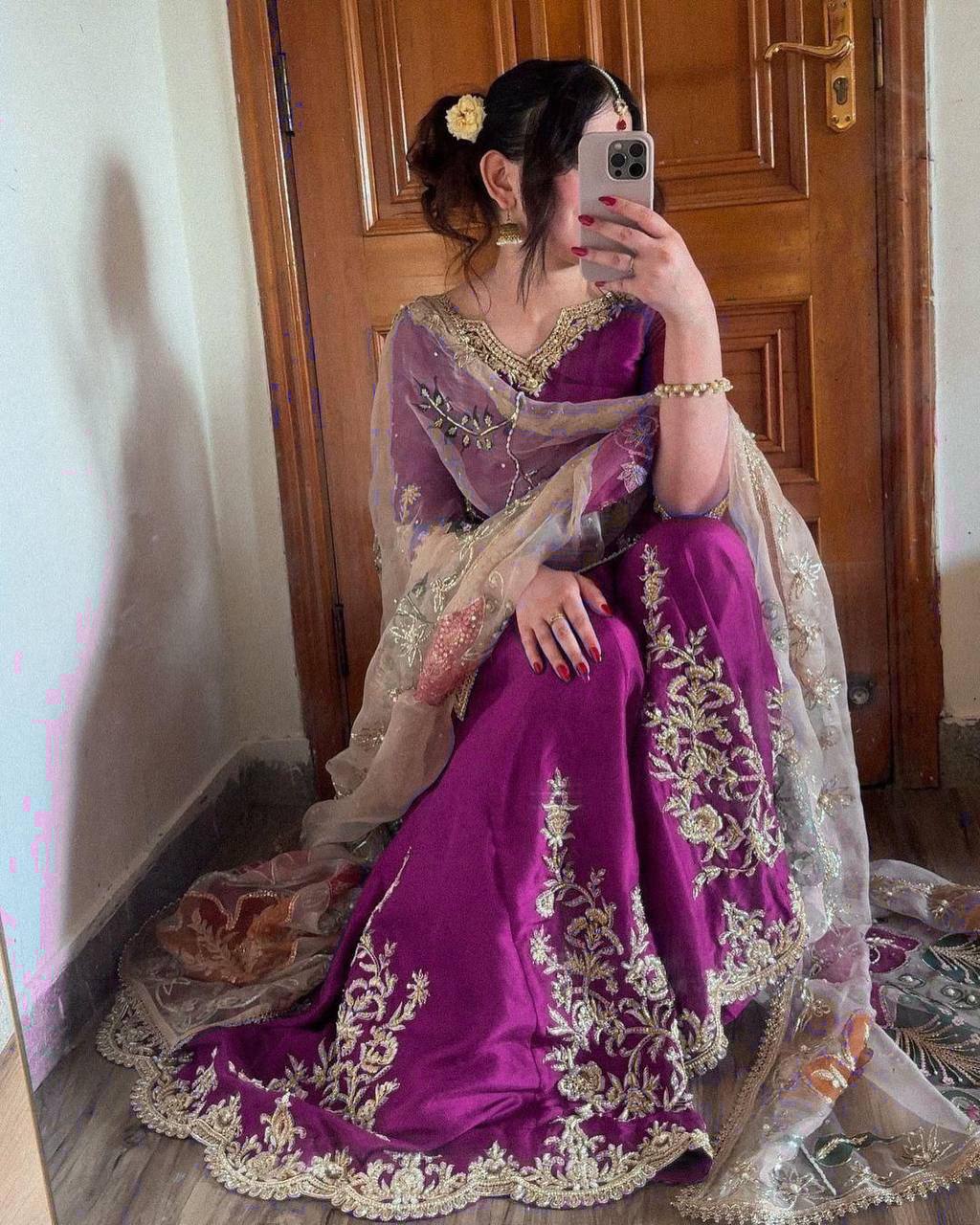 पार्टी वियर लुक डिज़ाइनर सूट और दुपट्टे के साथ गरारा