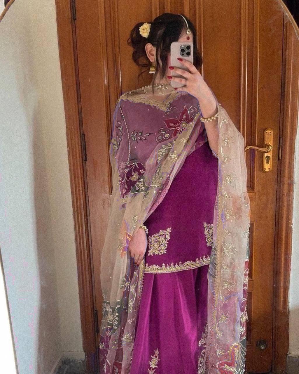 पार्टी वियर लुक डिज़ाइनर सूट और दुपट्टे के साथ गरारा