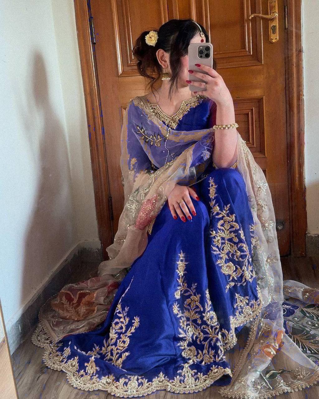 पार्टी वियर लुक डिज़ाइनर सूट और दुपट्टे के साथ गरारा