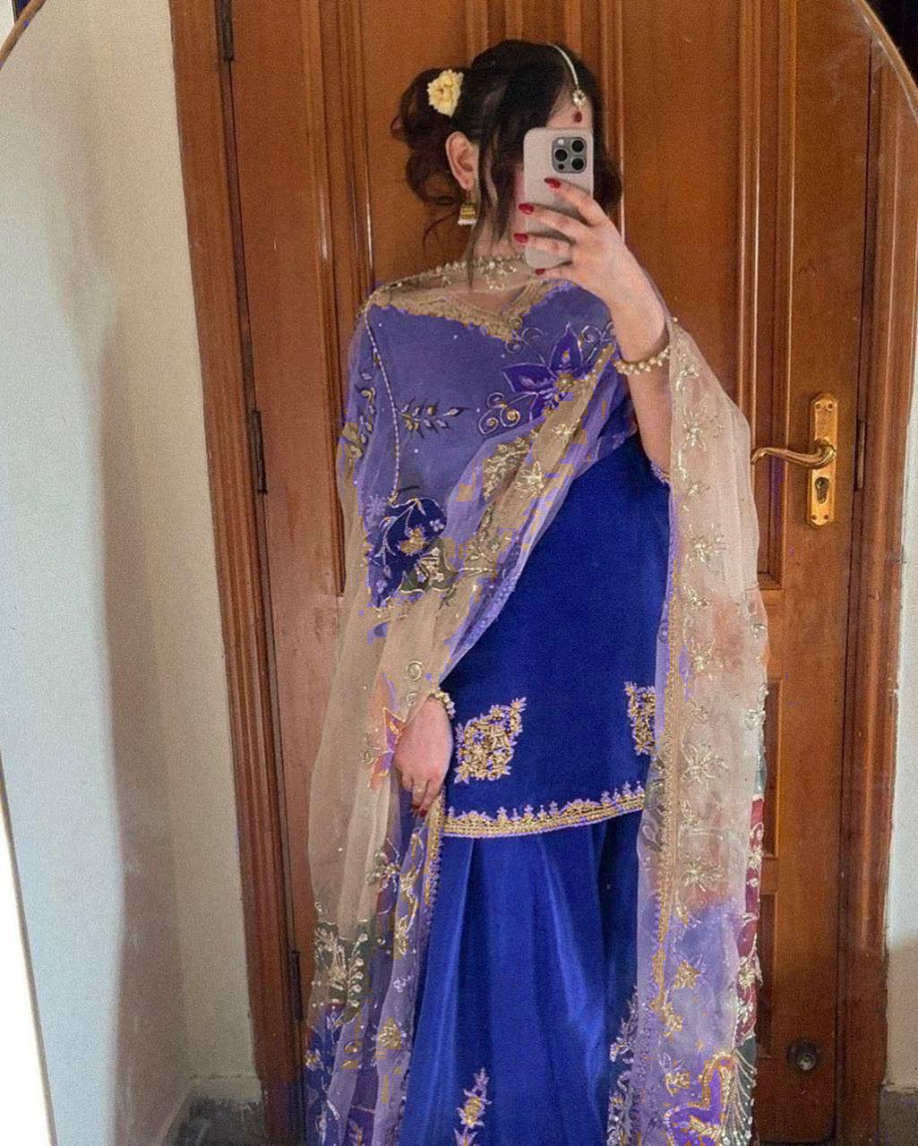 पार्टी वियर लुक डिज़ाइनर सूट और दुपट्टे के साथ गरारा