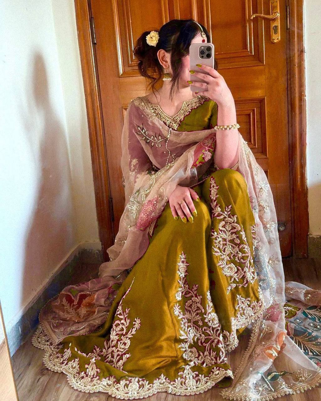 पार्टी वियर लुक डिज़ाइनर सूट और दुपट्टे के साथ गरारा