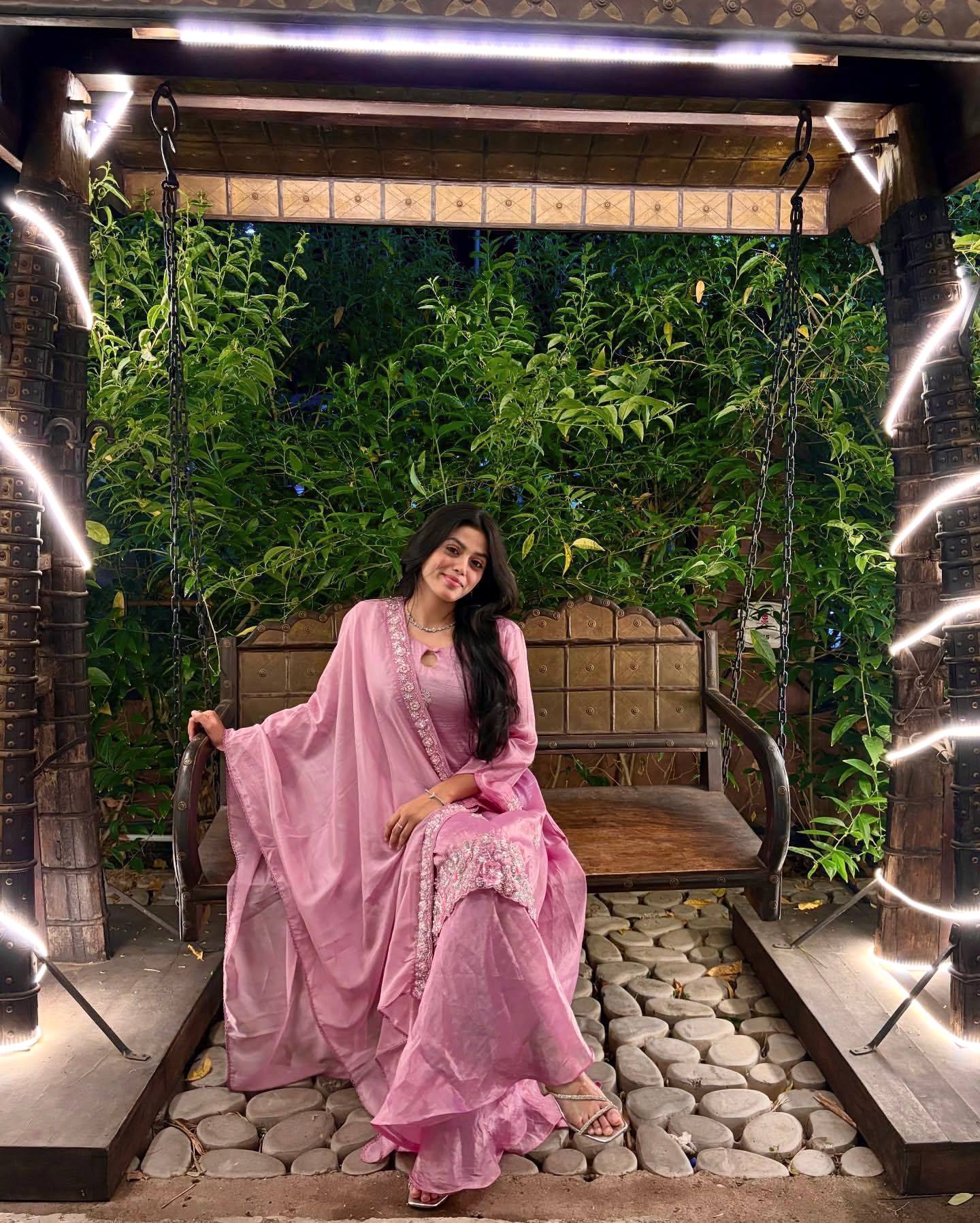 ज़री और सेक्विन कढ़ाई के काम के साथ फैंसी टॉप-बॉटम और दुपट्टा