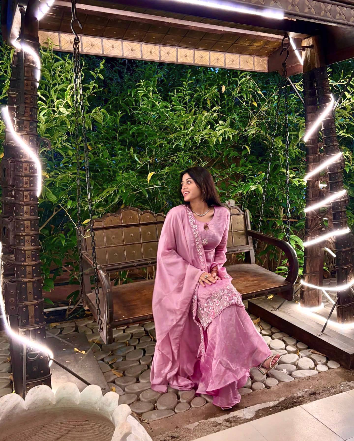 ज़री और सेक्विन कढ़ाई के काम के साथ फैंसी टॉप-बॉटम और दुपट्टा