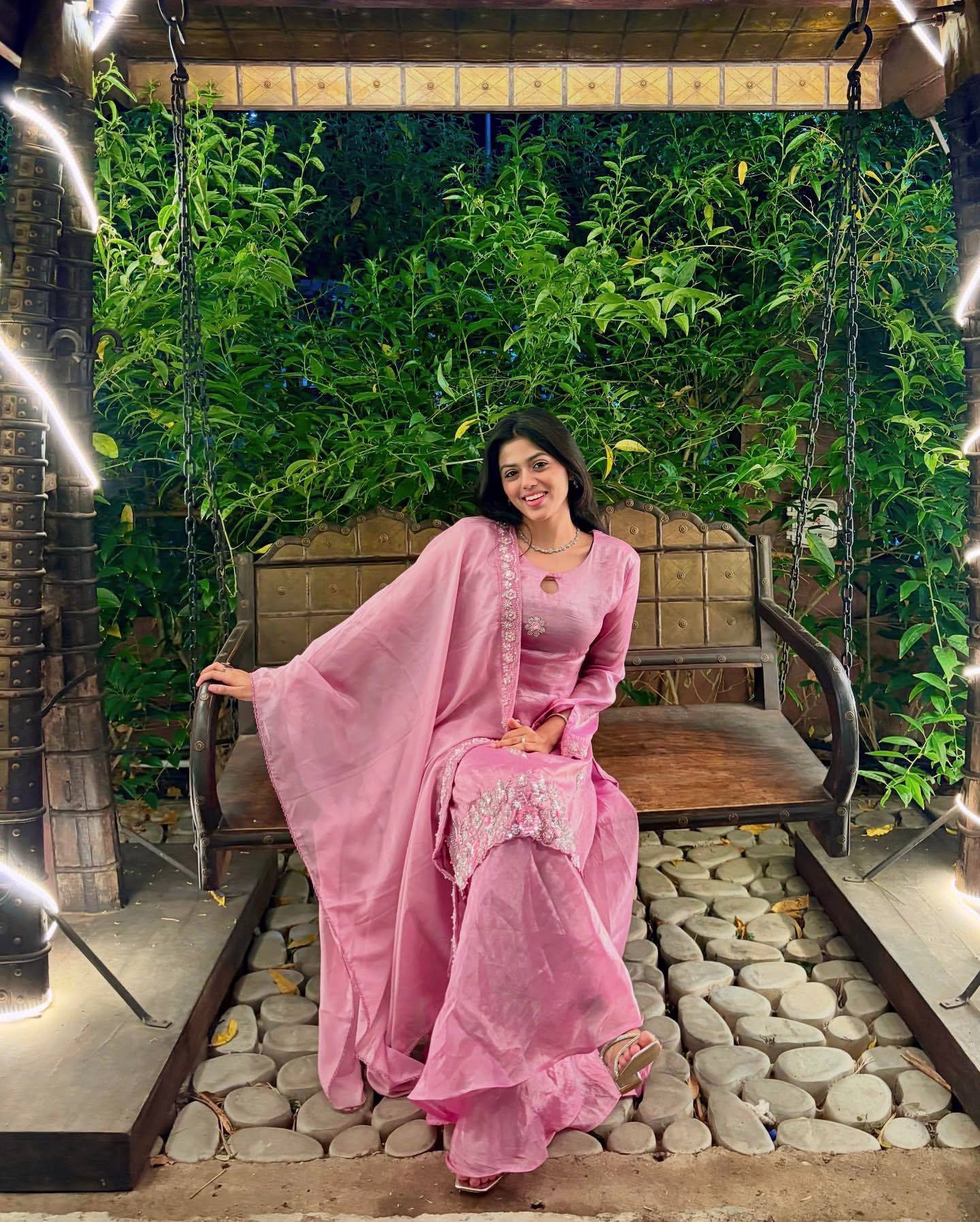 ज़री और सेक्विन कढ़ाई के काम के साथ फैंसी टॉप-बॉटम और दुपट्टा