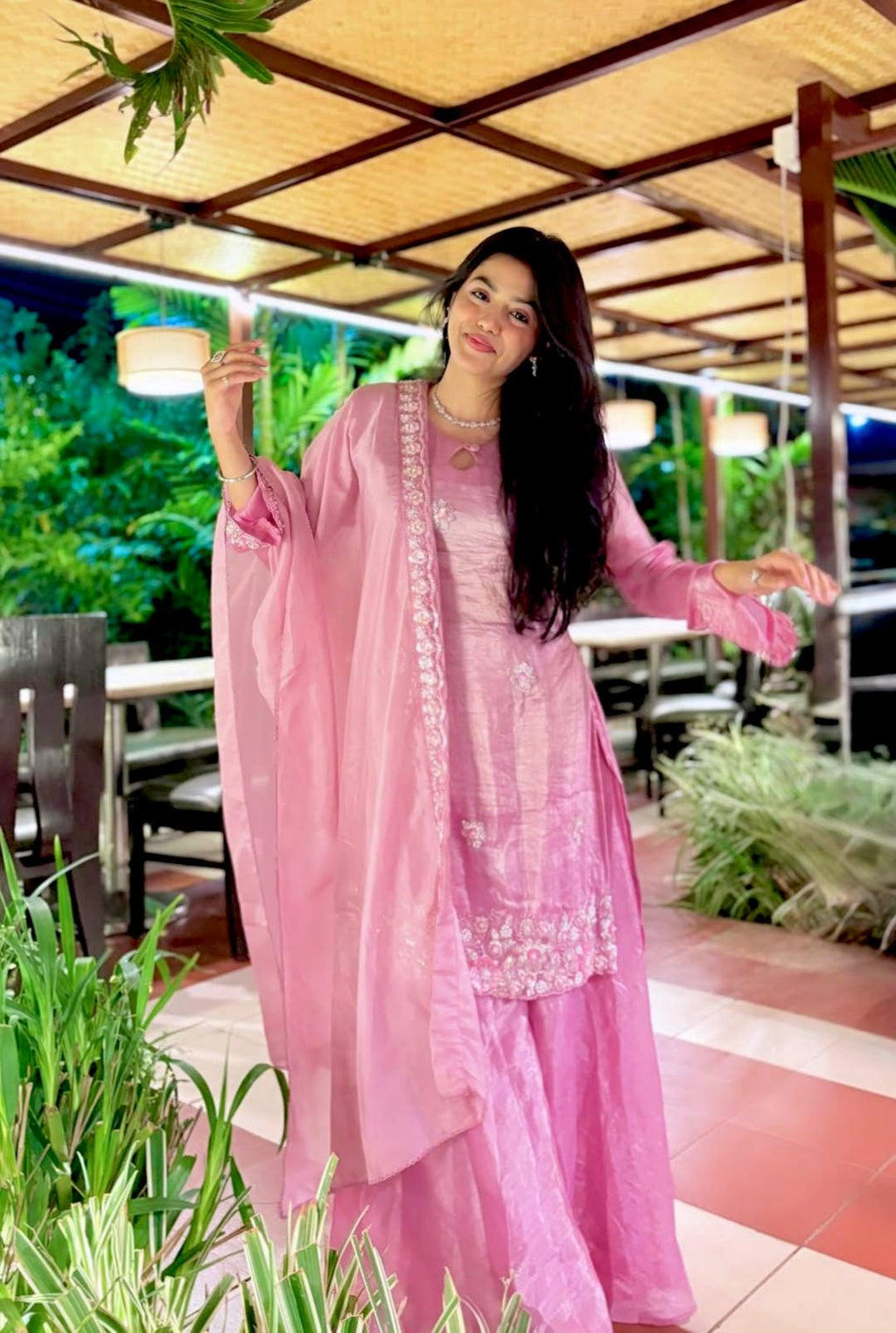 ज़री और सेक्विन कढ़ाई के काम के साथ फैंसी टॉप-बॉटम और दुपट्टा