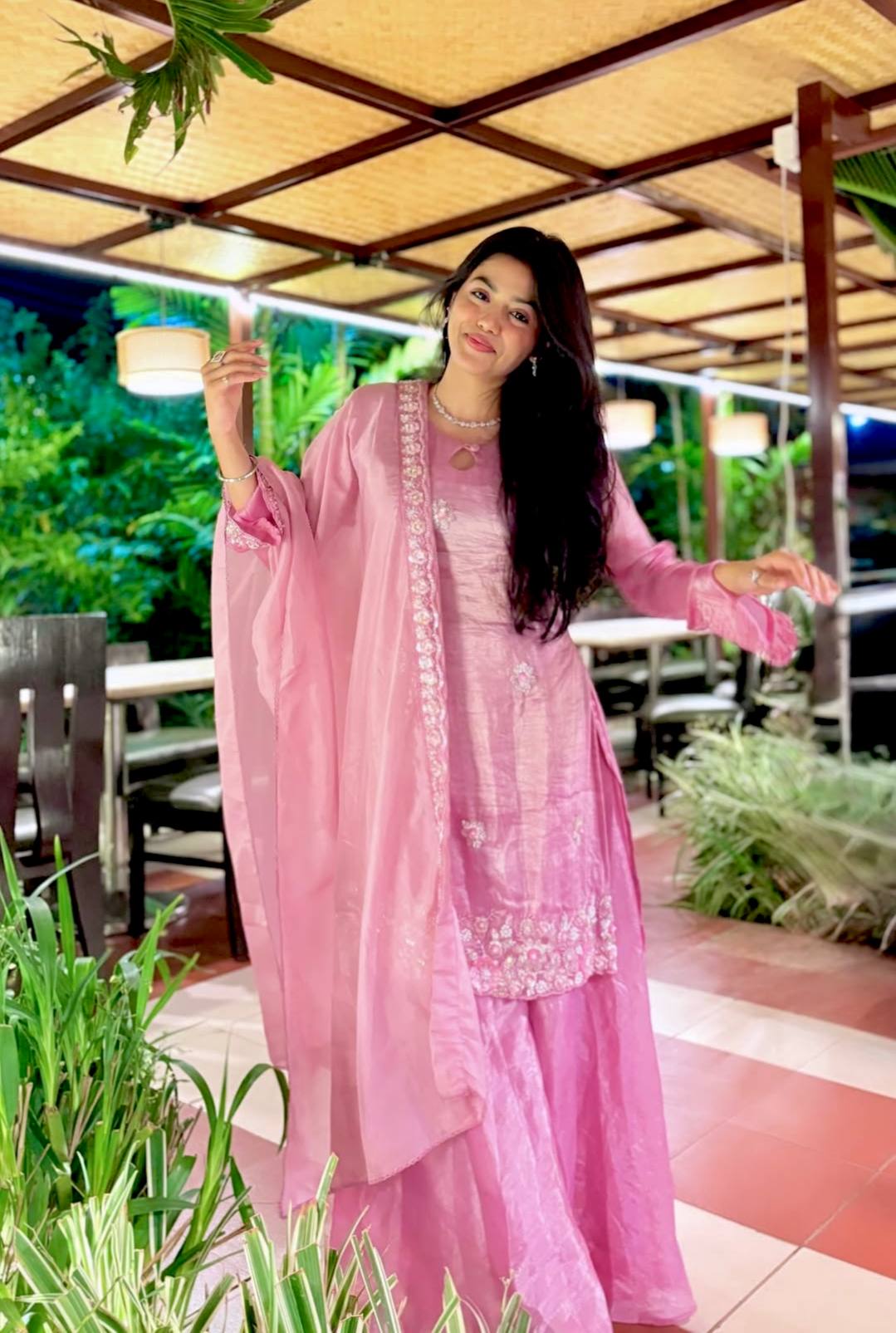 ज़री और सेक्विन कढ़ाई के काम के साथ फैंसी टॉप-बॉटम और दुपट्टा