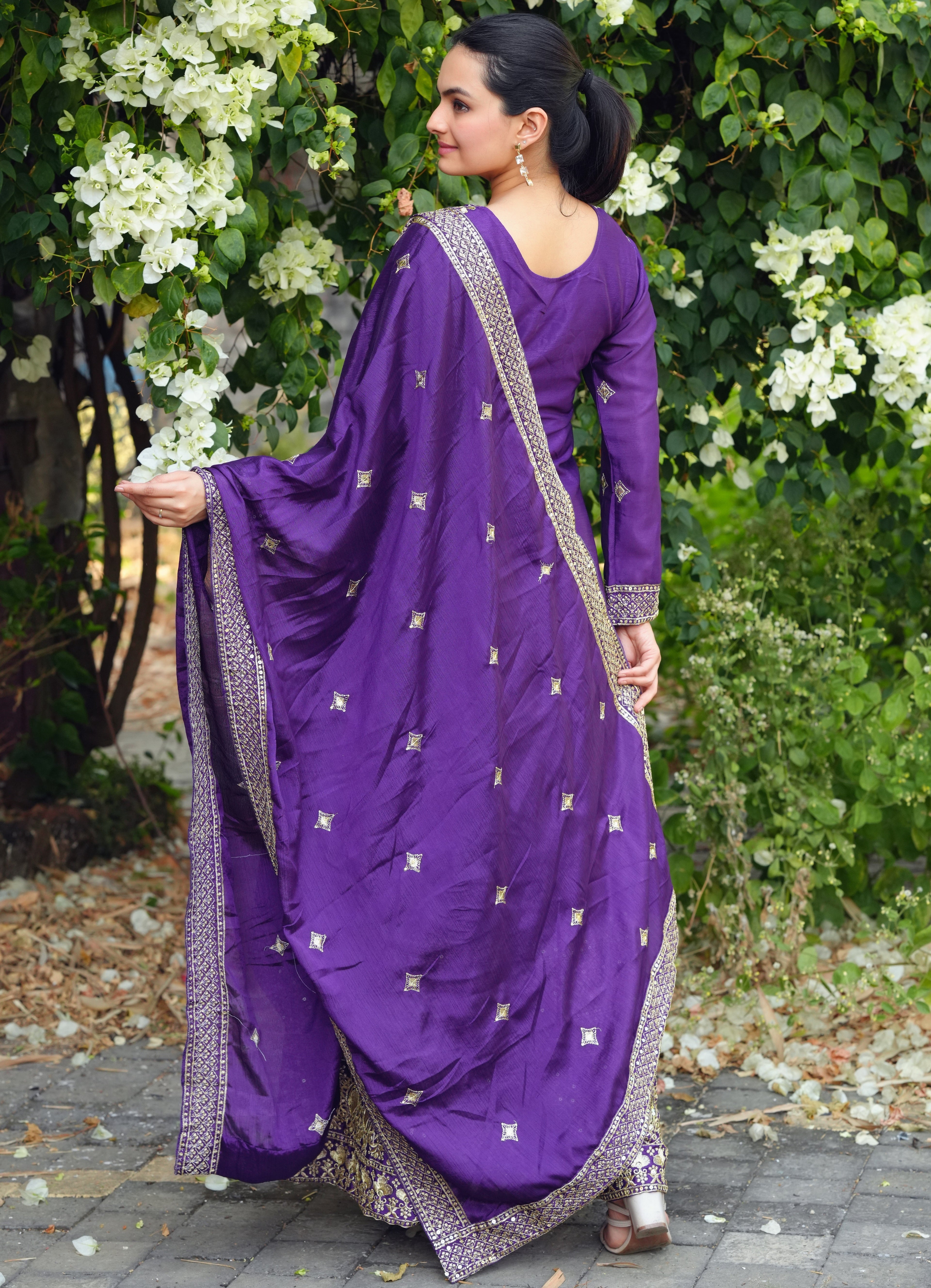 सीक्वेंस कढ़ाई वर्क वाला डिज़ाइनर शरारा सूट