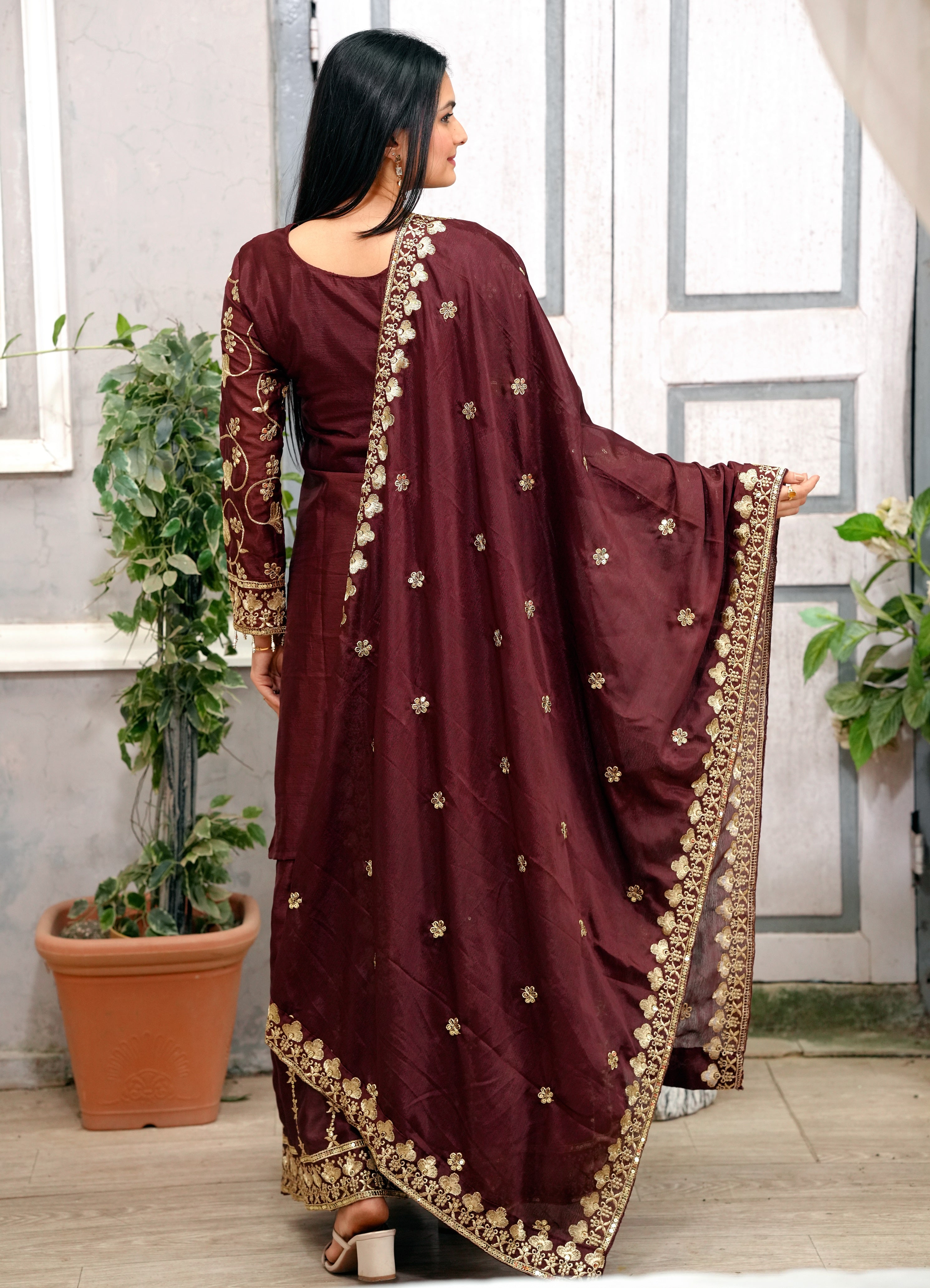 सीक्वेंस एम्ब्रॉयडरी वर्क वाला डिज़ाइनर पार्टी वियर शरारा सूट