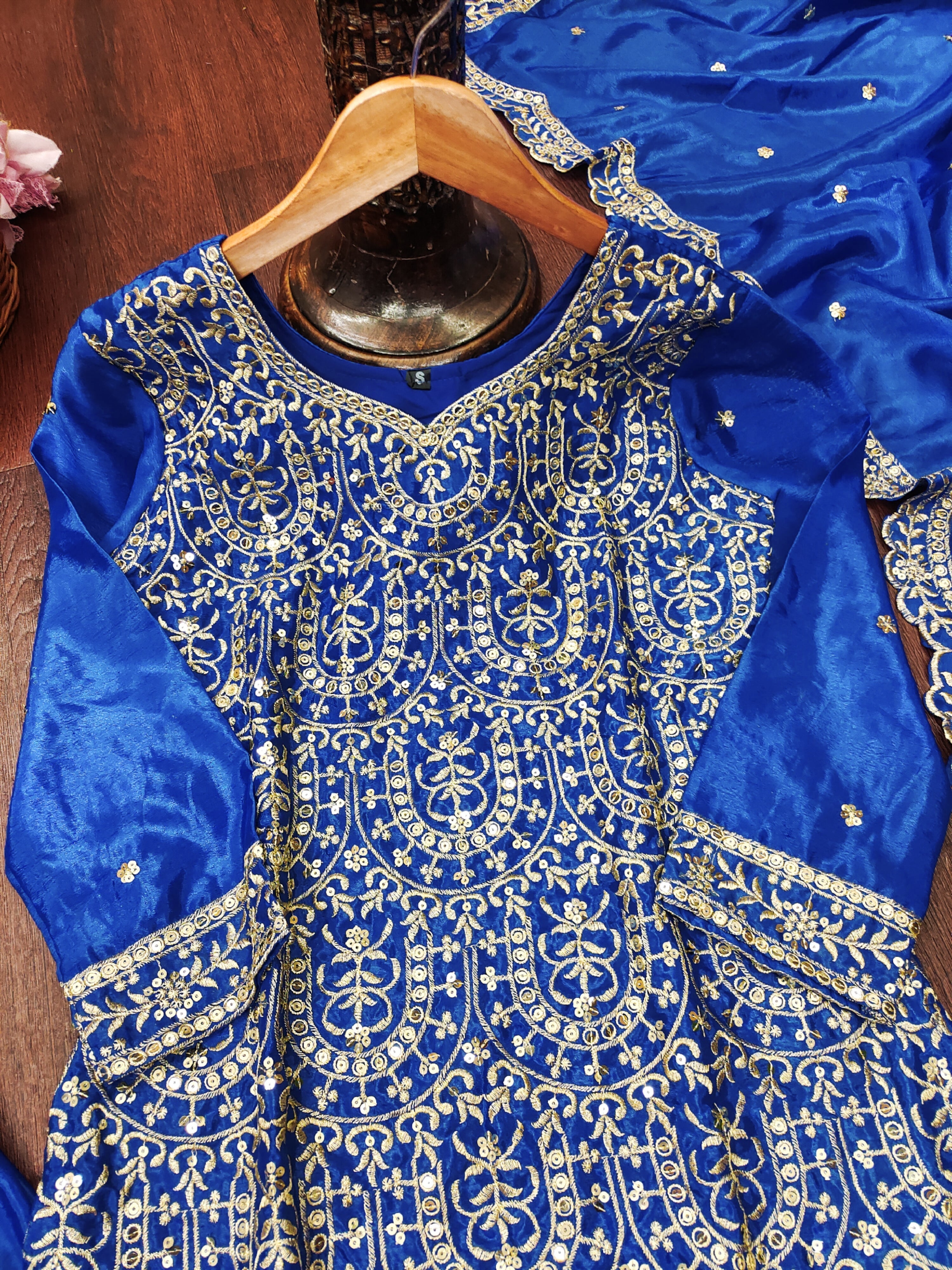 सीक्वेंस एम्ब्रॉयडरी वर्क वाला डिज़ाइनर पार्टी वियर शरारा सूट