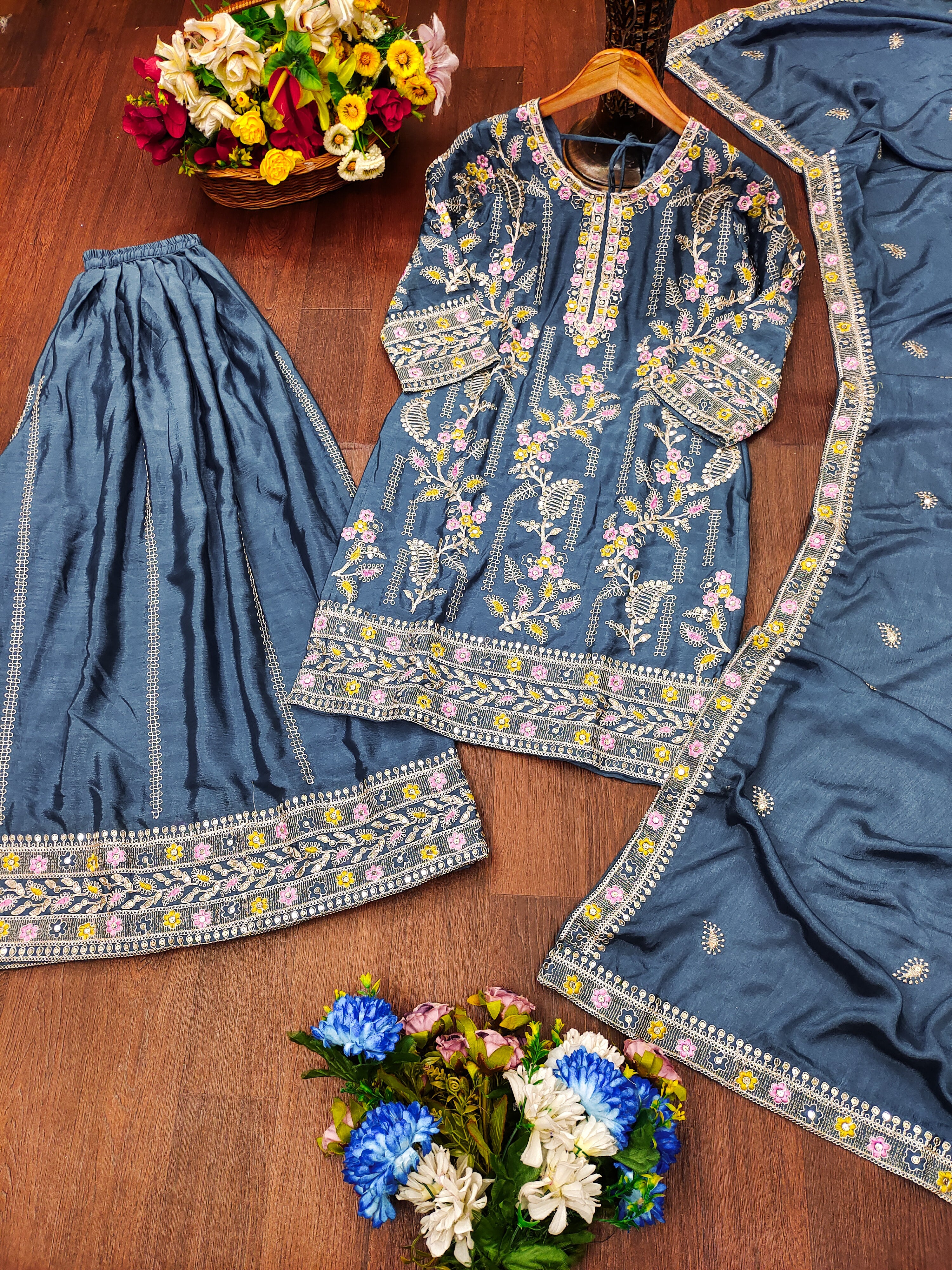 कोडिंग सीक्वेंस कढ़ाई वर्क के साथ डिज़ाइनर शरारा सूट