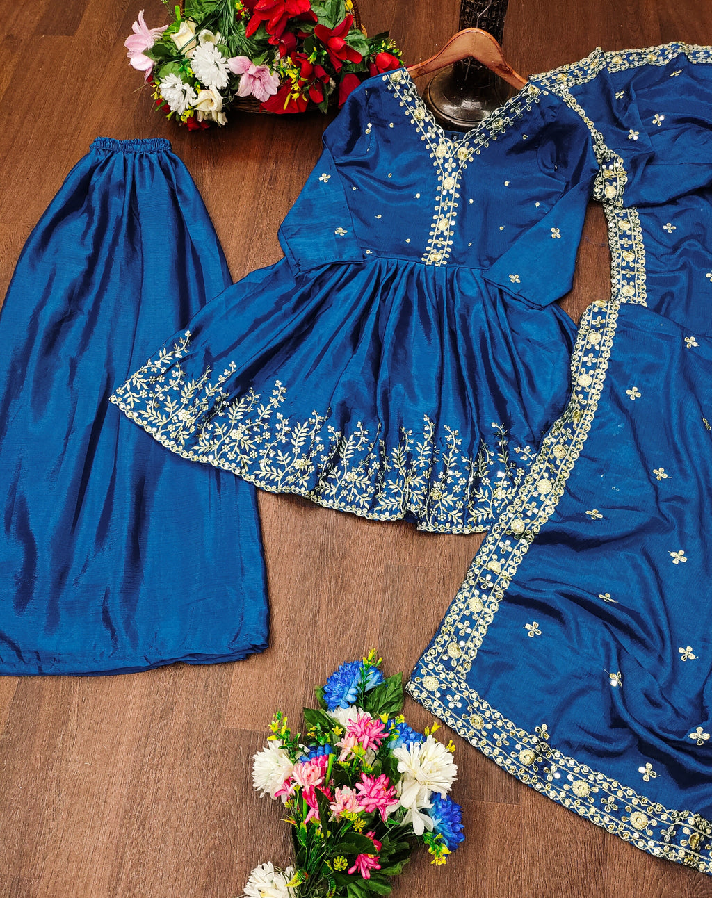 सीक्वेंस एम्ब्रॉयडरी वर्क वाला डिज़ाइनर पार्टी वियर शरारा सूट