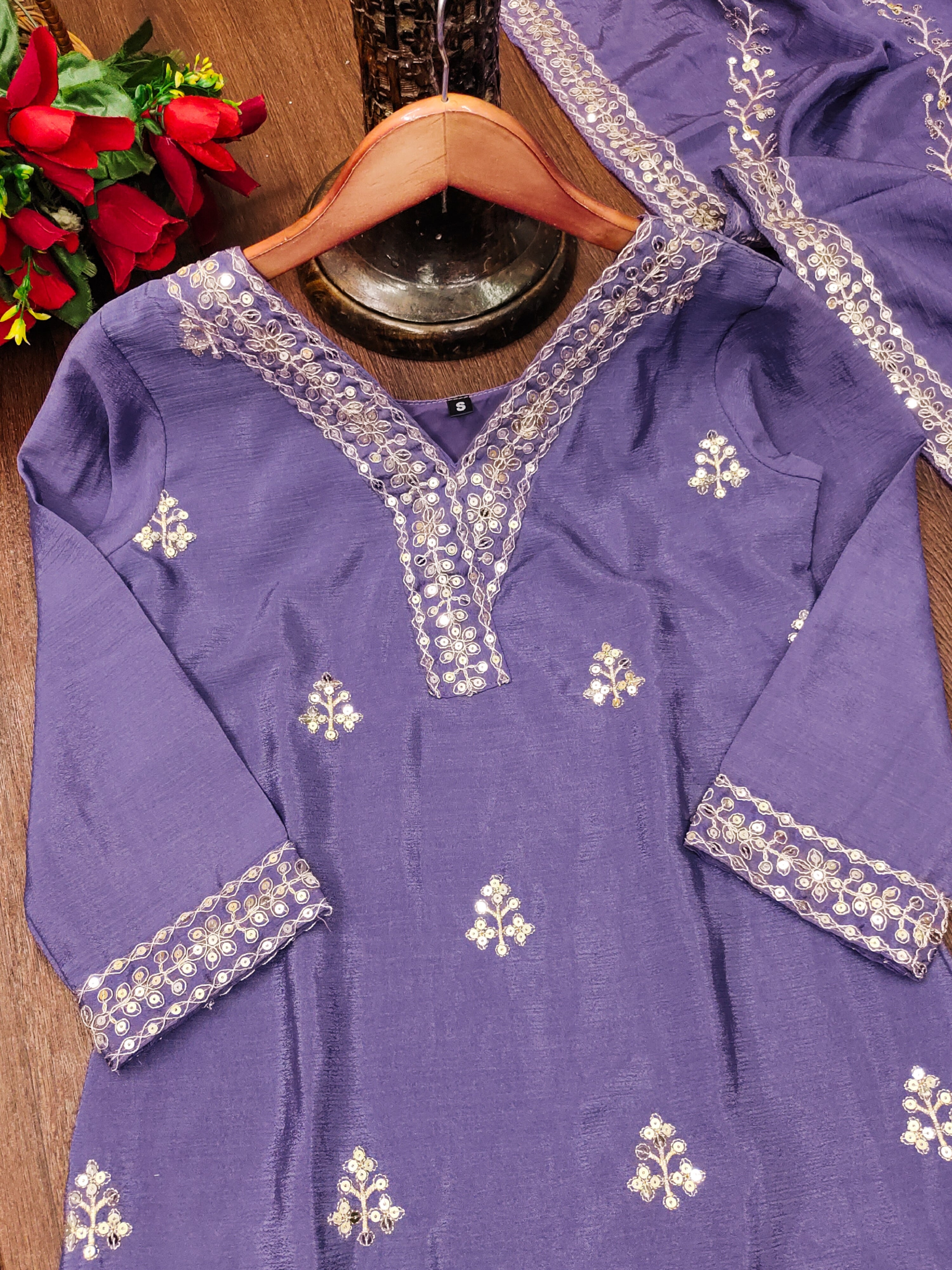 सीक्वेंस कढ़ाई वर्क के साथ फैंसी पार्टी वियर सूट सेट