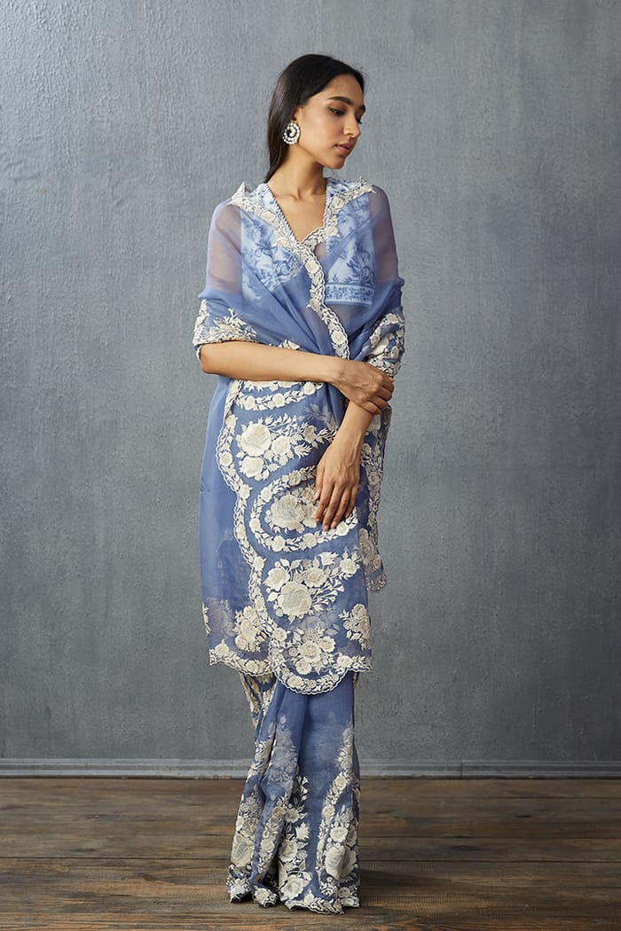 सुंदर धागे के काम और कट दाना कढ़ाई के साथ फैंसी साड़ी