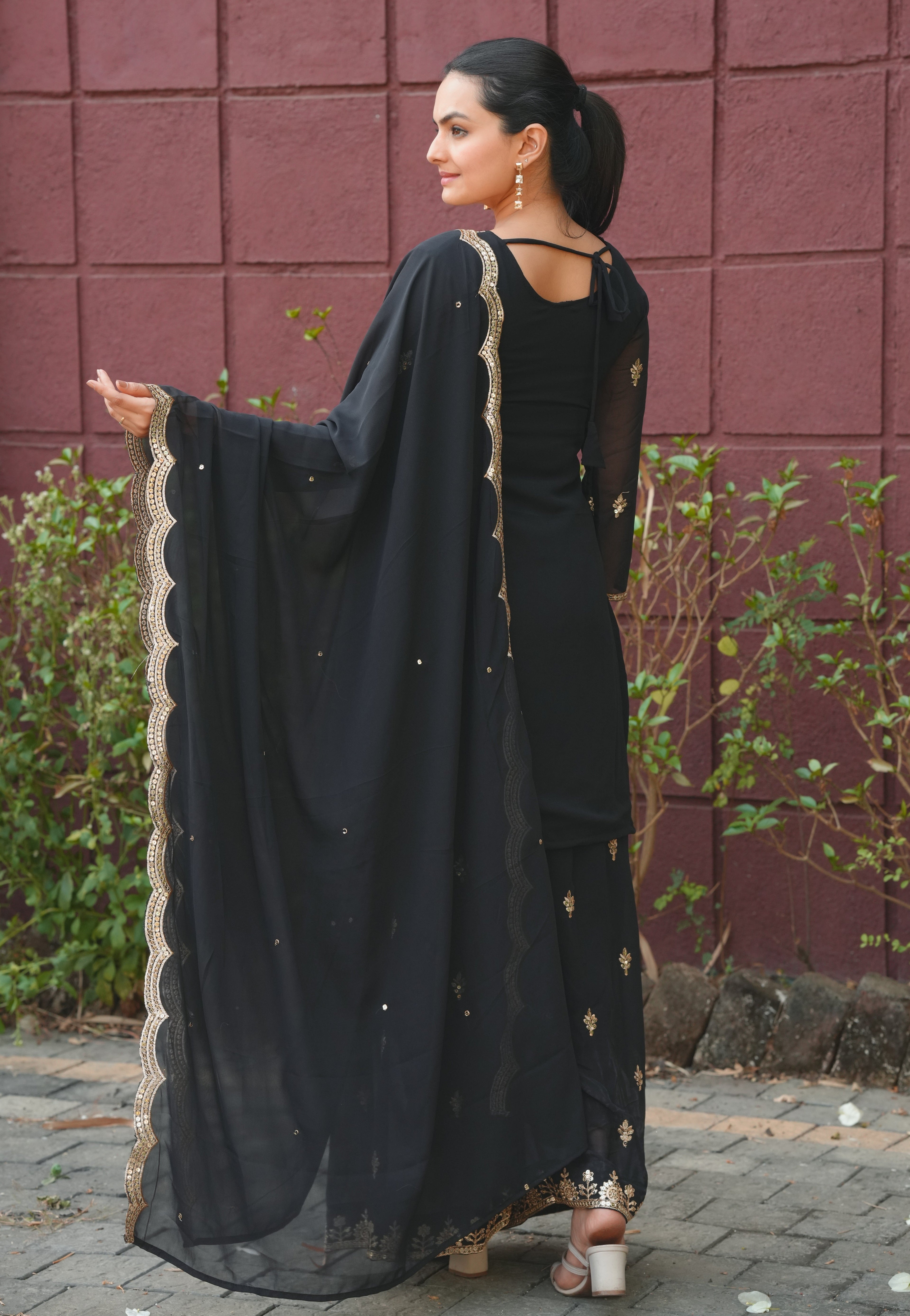 सीक्वेंस कढ़ाई वर्क वाला डिज़ाइनर शरारा सूट