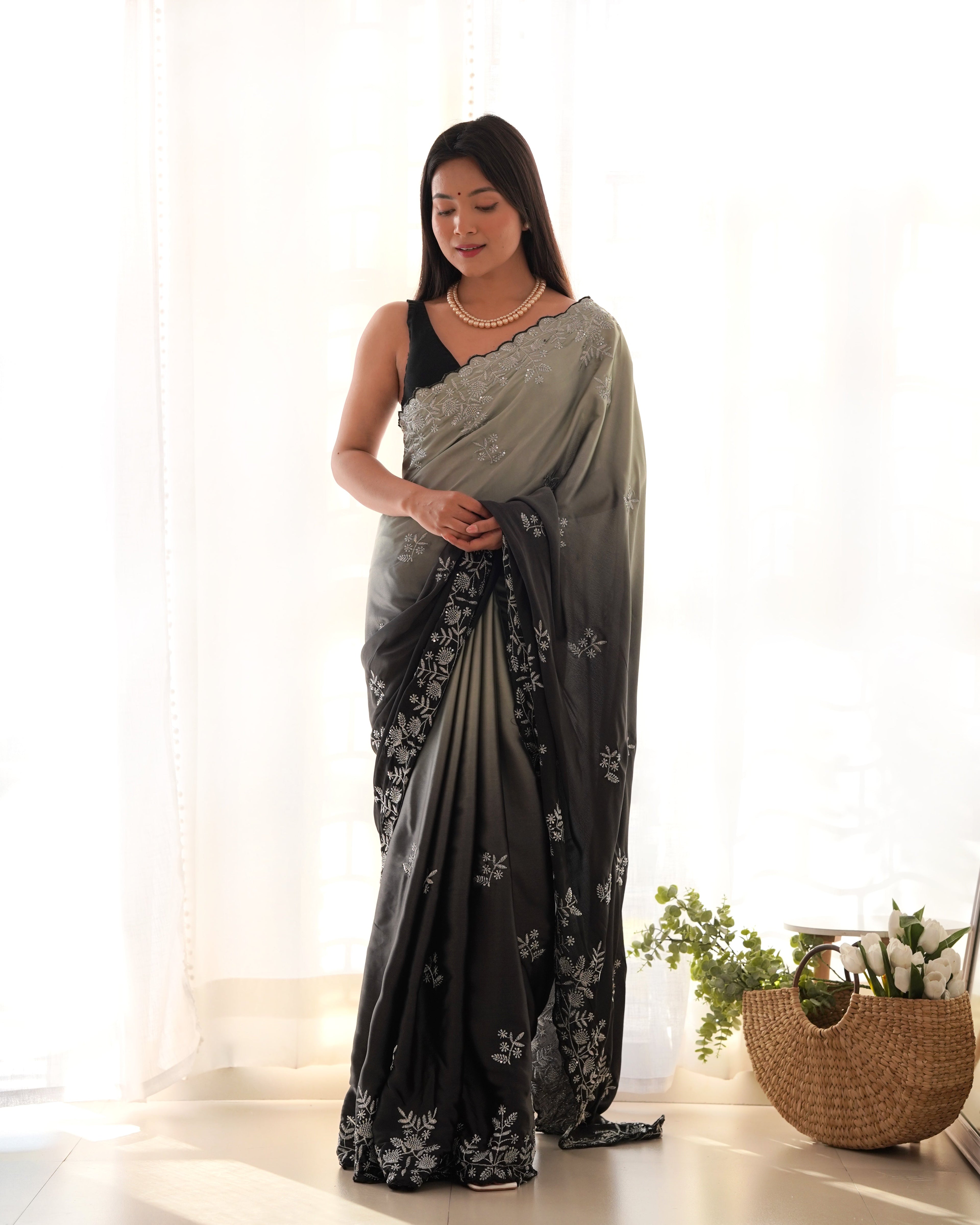 ज़री डोरी वर्क के साथ सीक्वेंस और मल्टी थ्रेड वाली डिज़ाइनर साड़ी