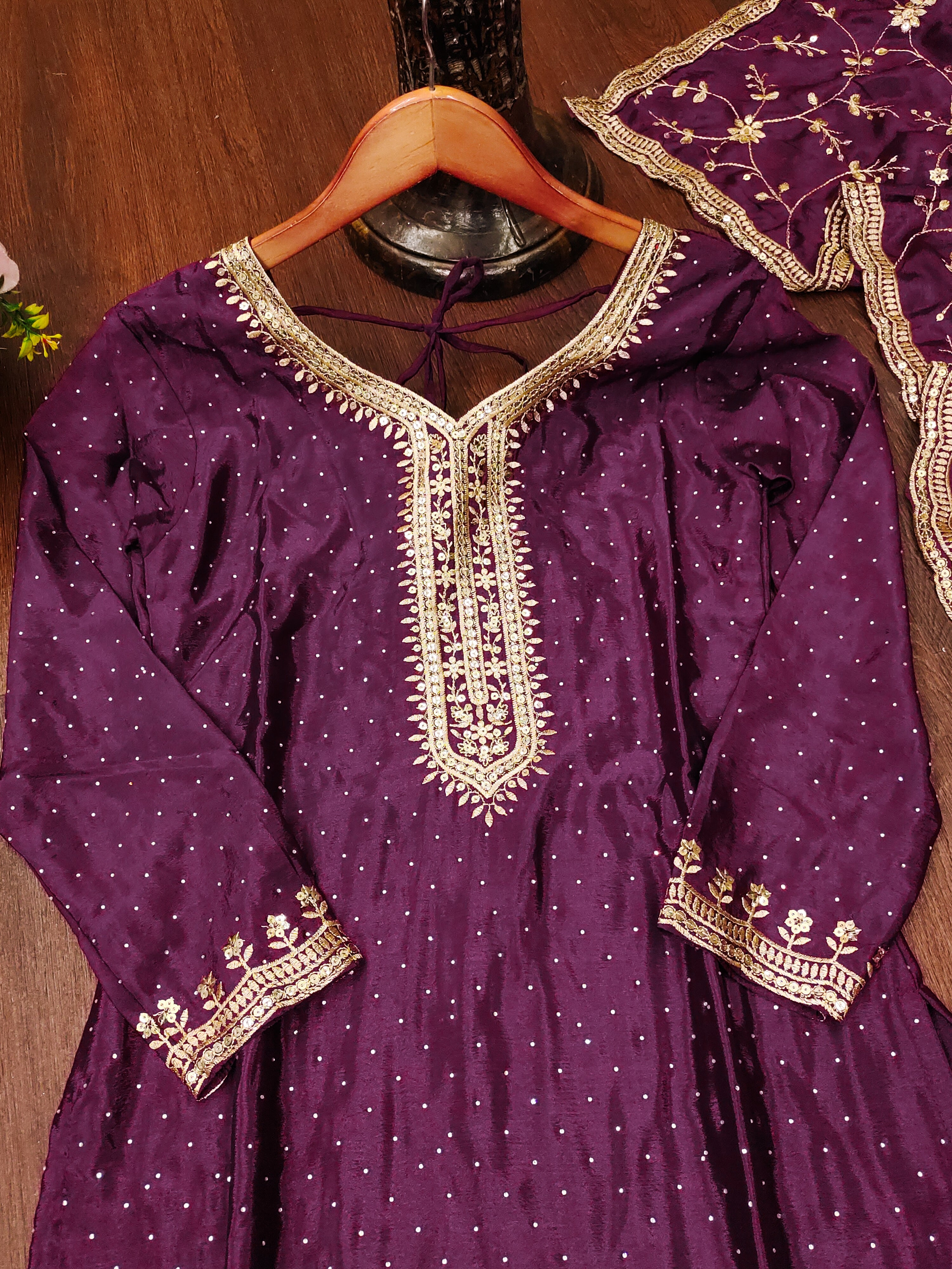 सीक्वेंस एम्ब्रॉयडरी वर्क और स्टोन वर्क के साथ डिज़ाइनर पार्टी वियर सूट