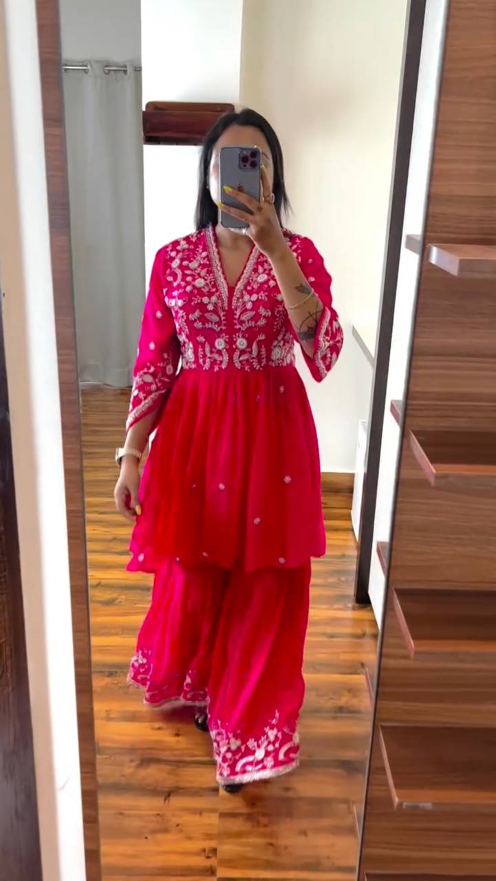 धागे के काम के साथ अनुक्रम कढ़ाई काम के साथ डिजाइनर सूट सेट