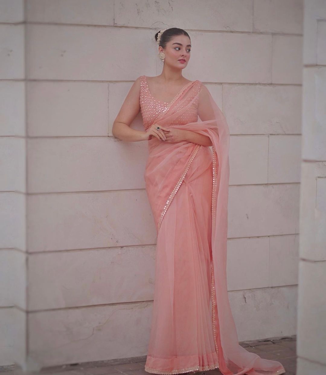 कढ़ाईदार सीक्वेंस वर्क वाली डिज़ाइनर पार्टी वियर साड़ी