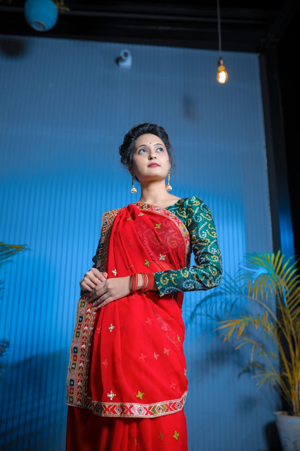 कढ़ाई धागे और मिरर वर्क के साथ पार्टी वियर डिज़ाइनर साड़ी