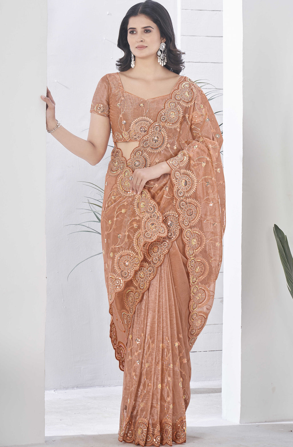 धागे की कढ़ाई के साथ डिज़ाइनर पार्टी वियर साड़ी