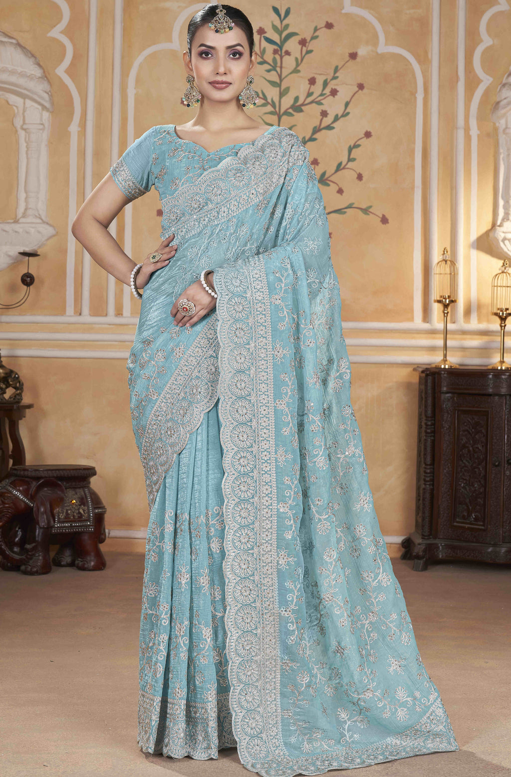 ज़री धागे की कढ़ाई और हीरे के काम वाली फैंसी साड़ी