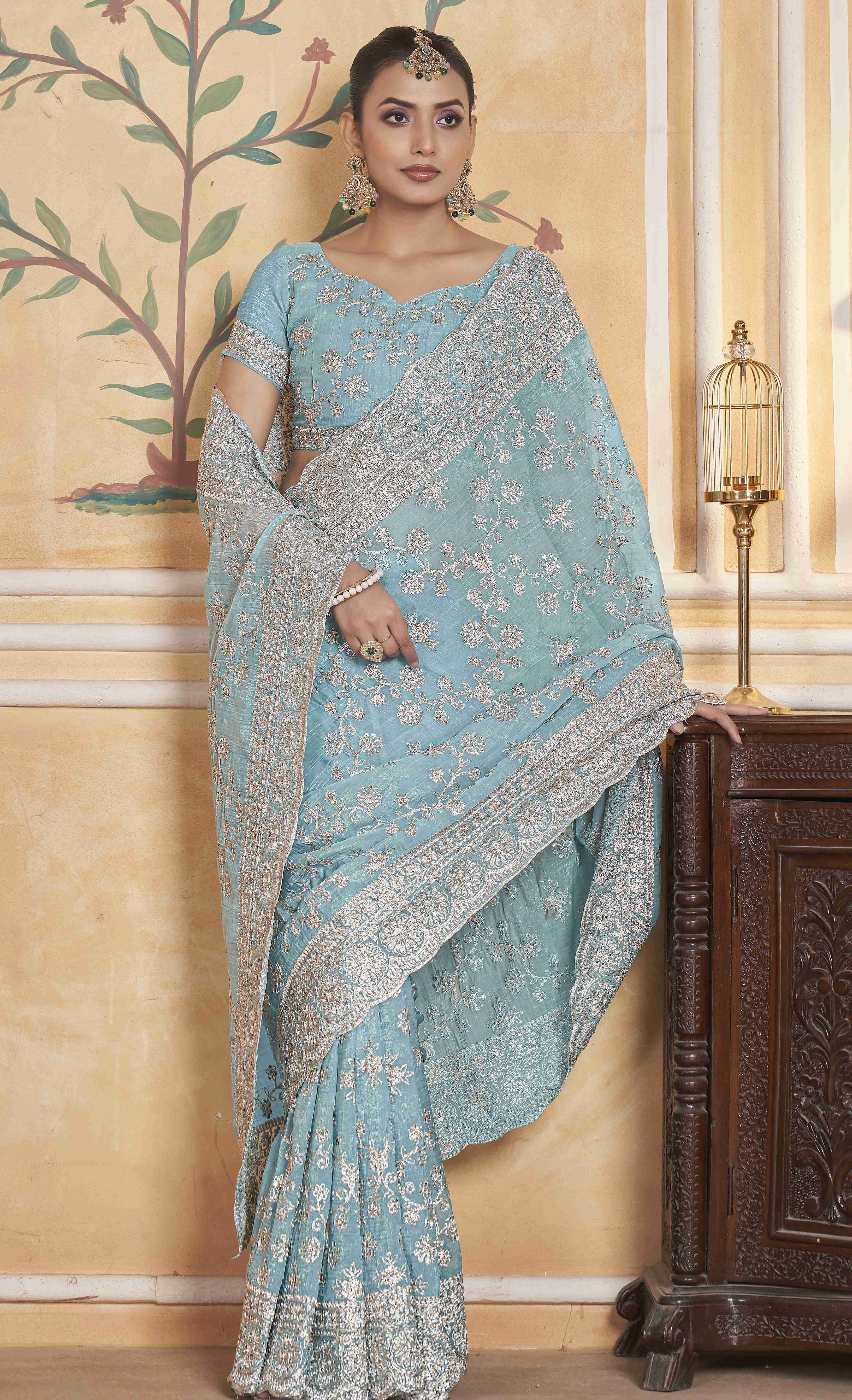 ज़री धागे की कढ़ाई और हीरे के काम वाली फैंसी साड़ी