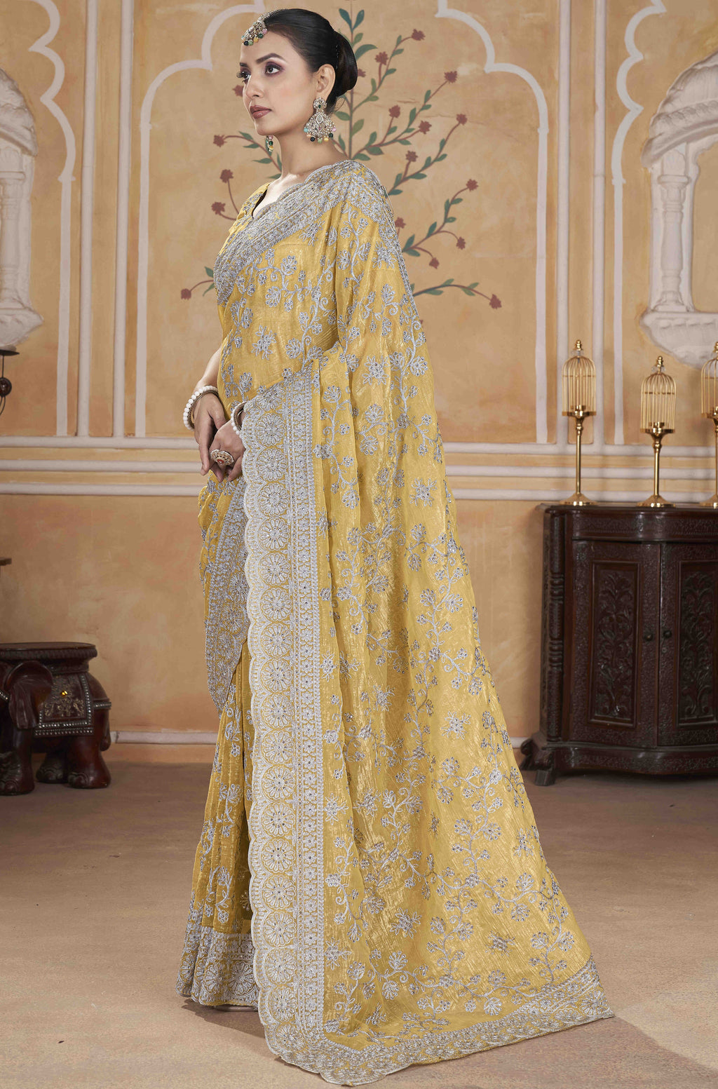 ज़री धागे की कढ़ाई और हीरे के काम वाली फैंसी साड़ी