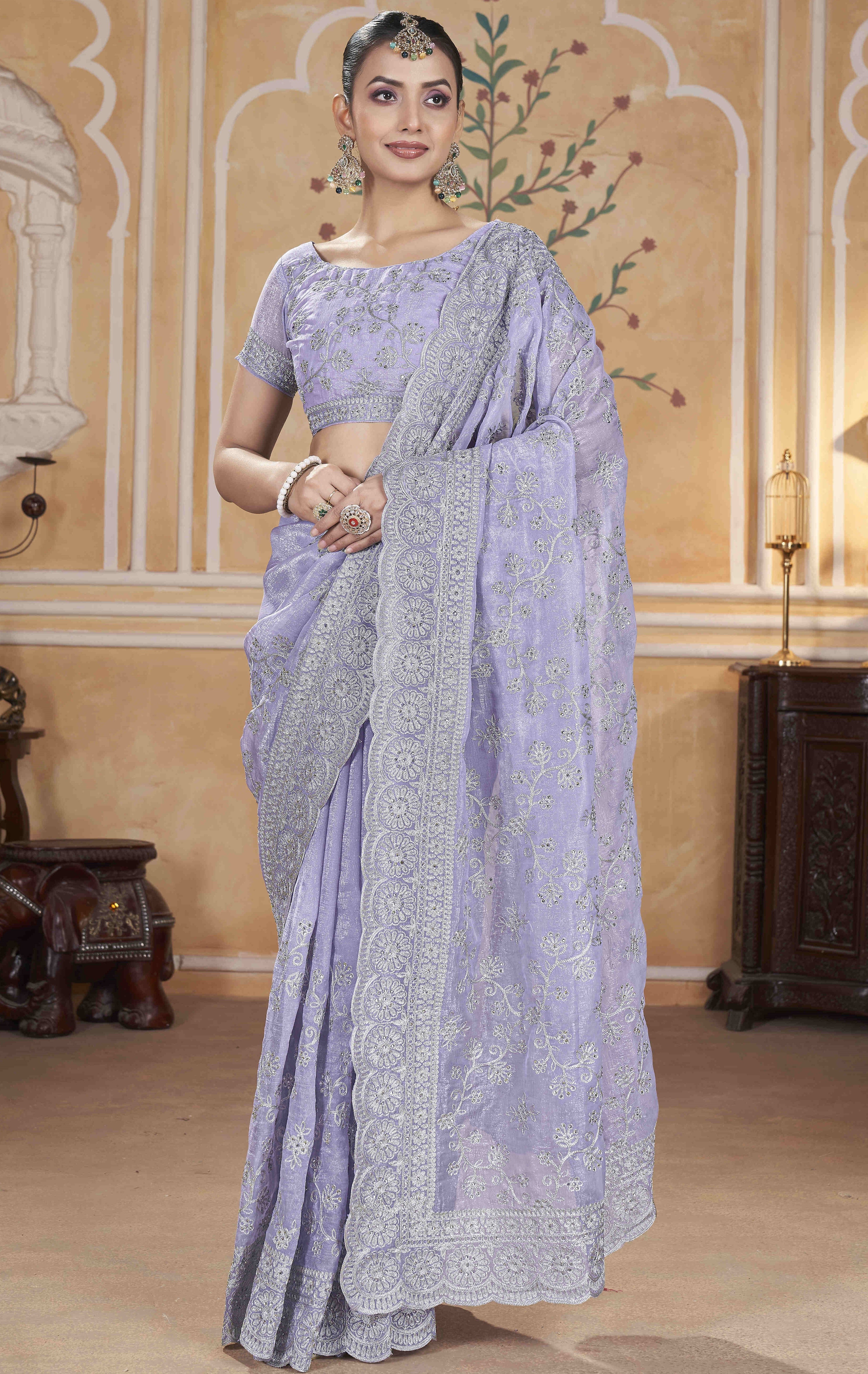 ज़री धागे की कढ़ाई और हीरे के काम वाली फैंसी साड़ी