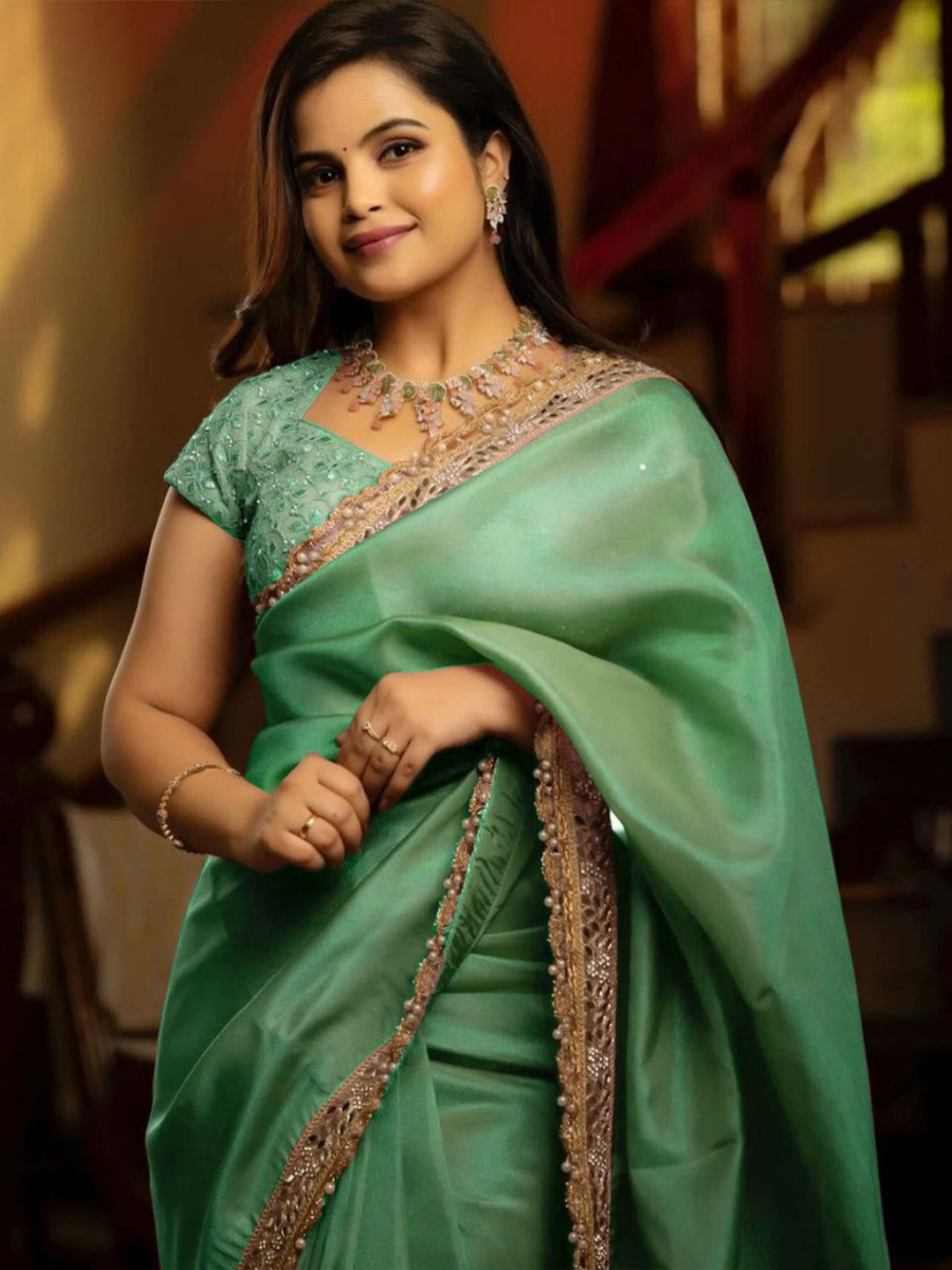 असली मिरर वर्क वाली डिज़ाइनर पार्टी वियर साड़ी