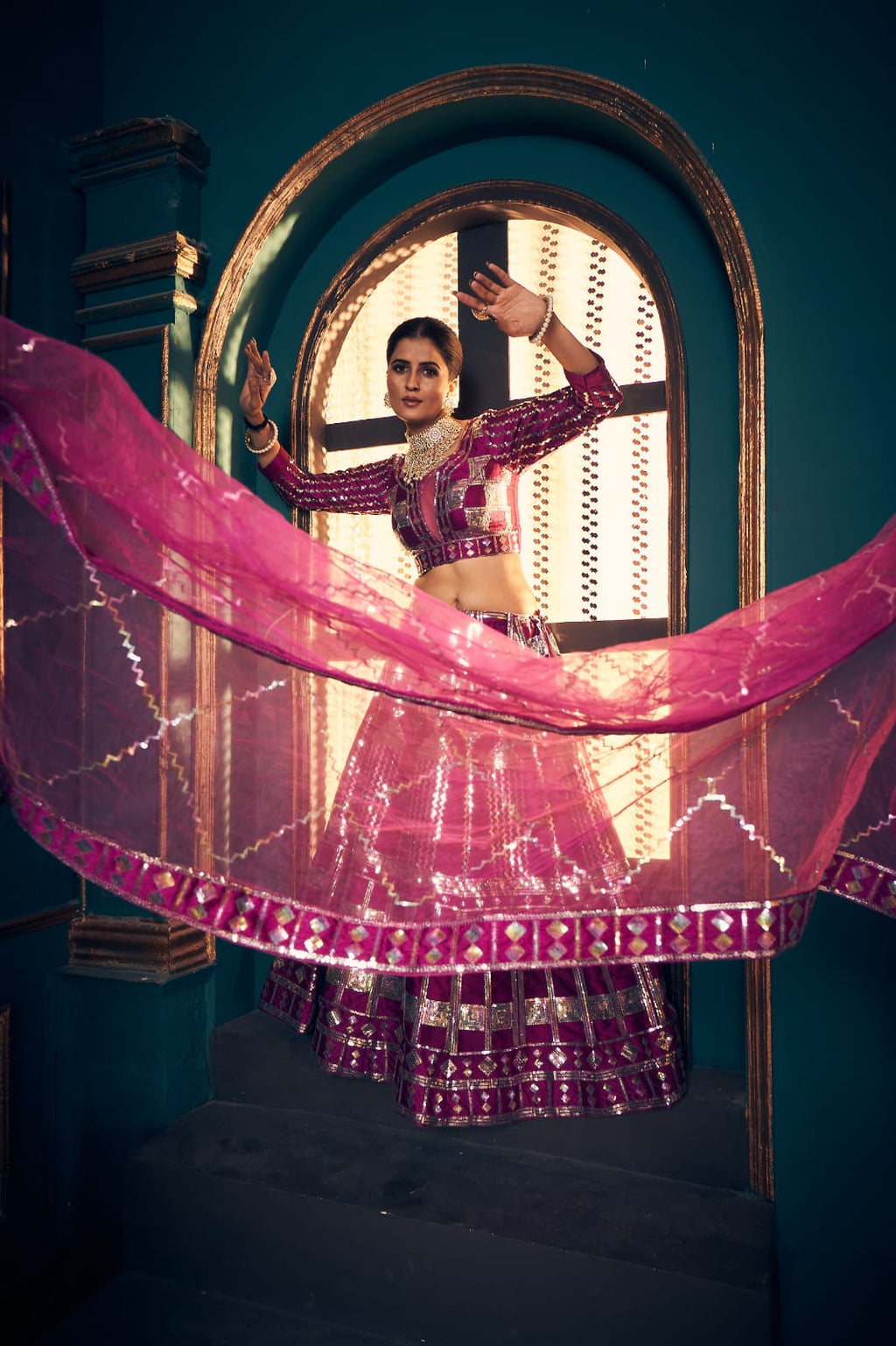 डिज़ाइनर पार्टी वियर लुक लहंगा-चोली