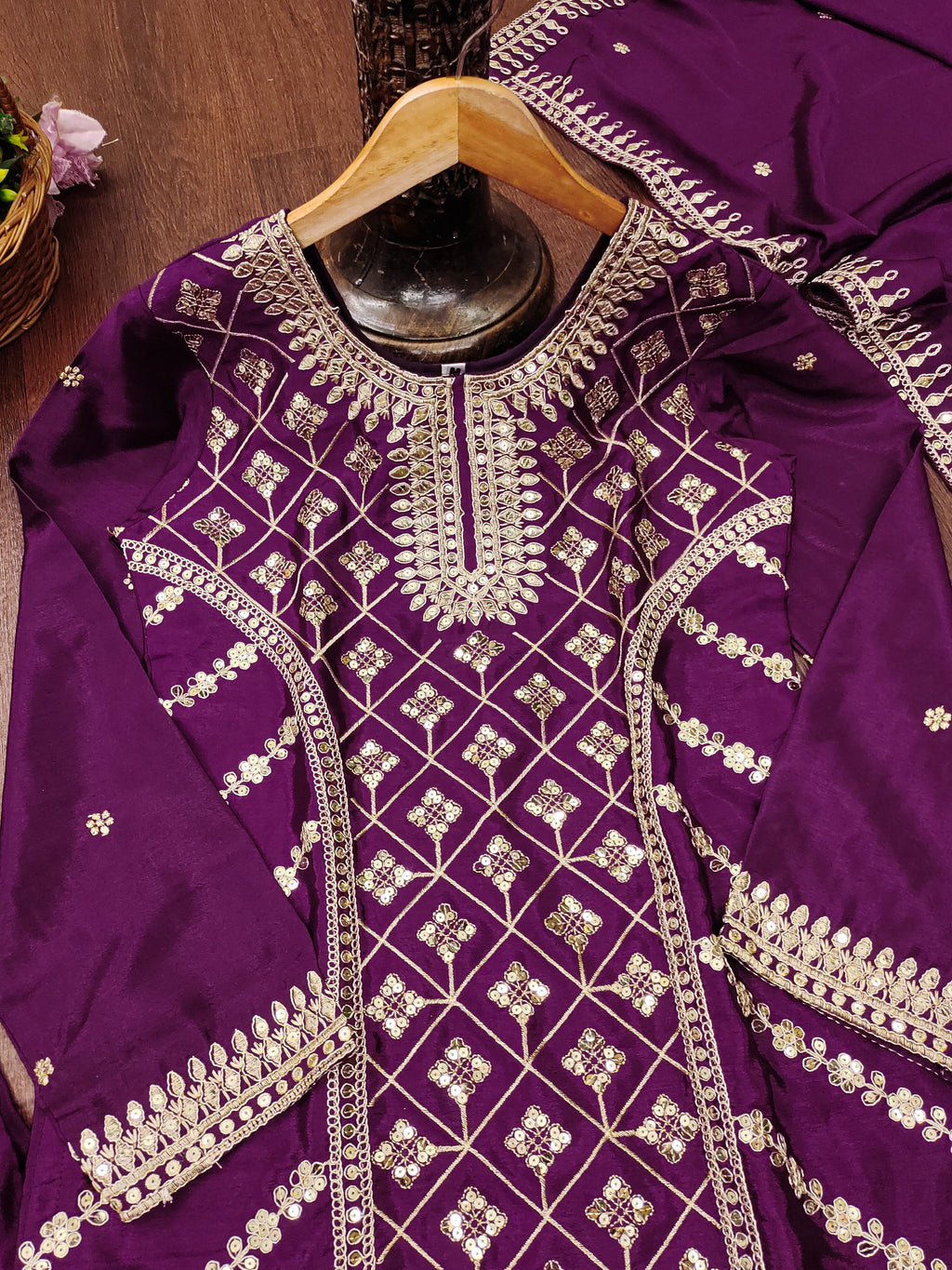 कोडिंग सीक्वेंस वर्क के साथ डिज़ाइनर पार्टी वियर शरारा सूट