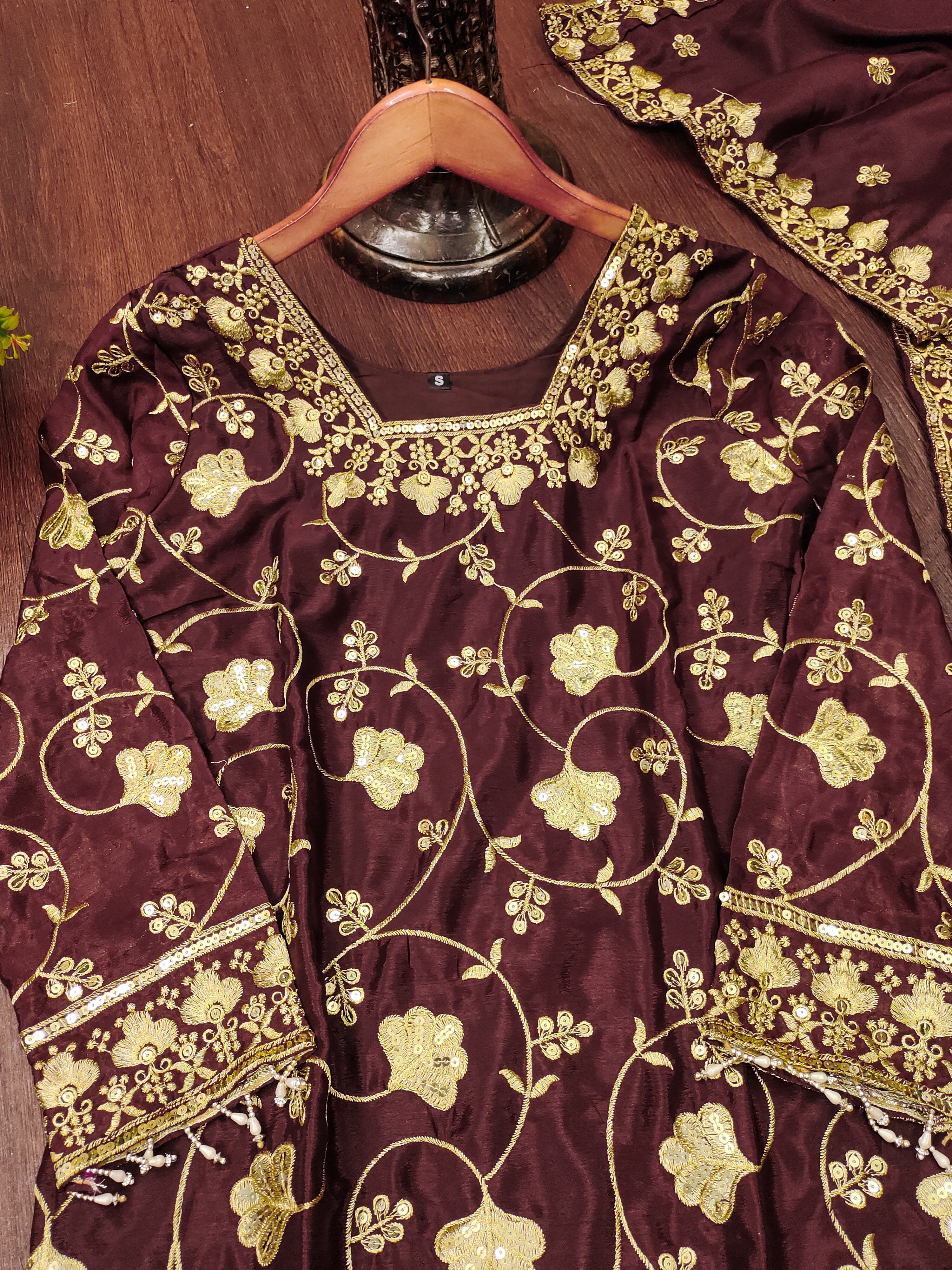 सीक्वेंस एम्ब्रॉयडरी वर्क वाला डिज़ाइनर पार्टी वियर शरारा सूट