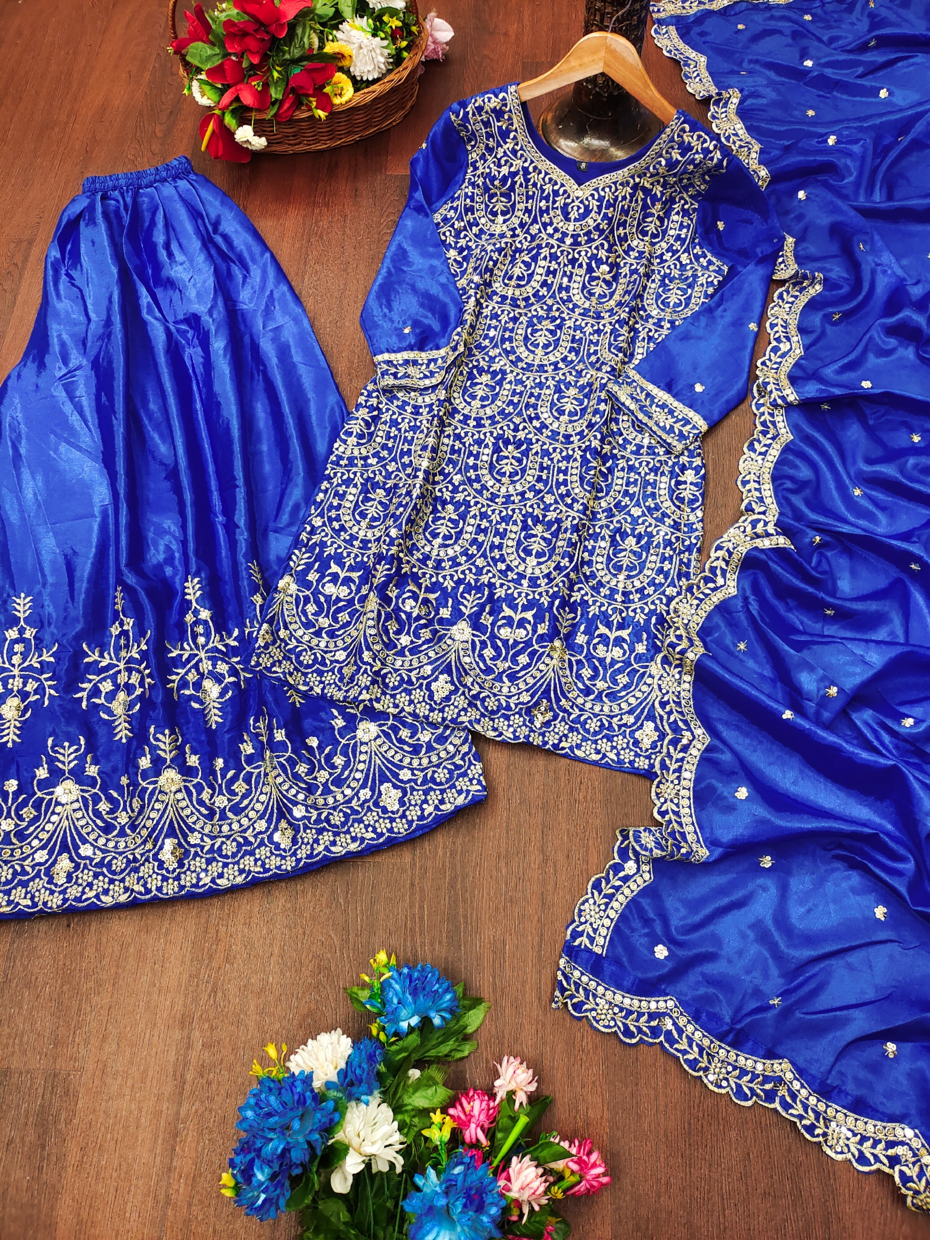 सीक्वेंस एम्ब्रॉयडरी वर्क वाला डिज़ाइनर पार्टी वियर शरारा सूट