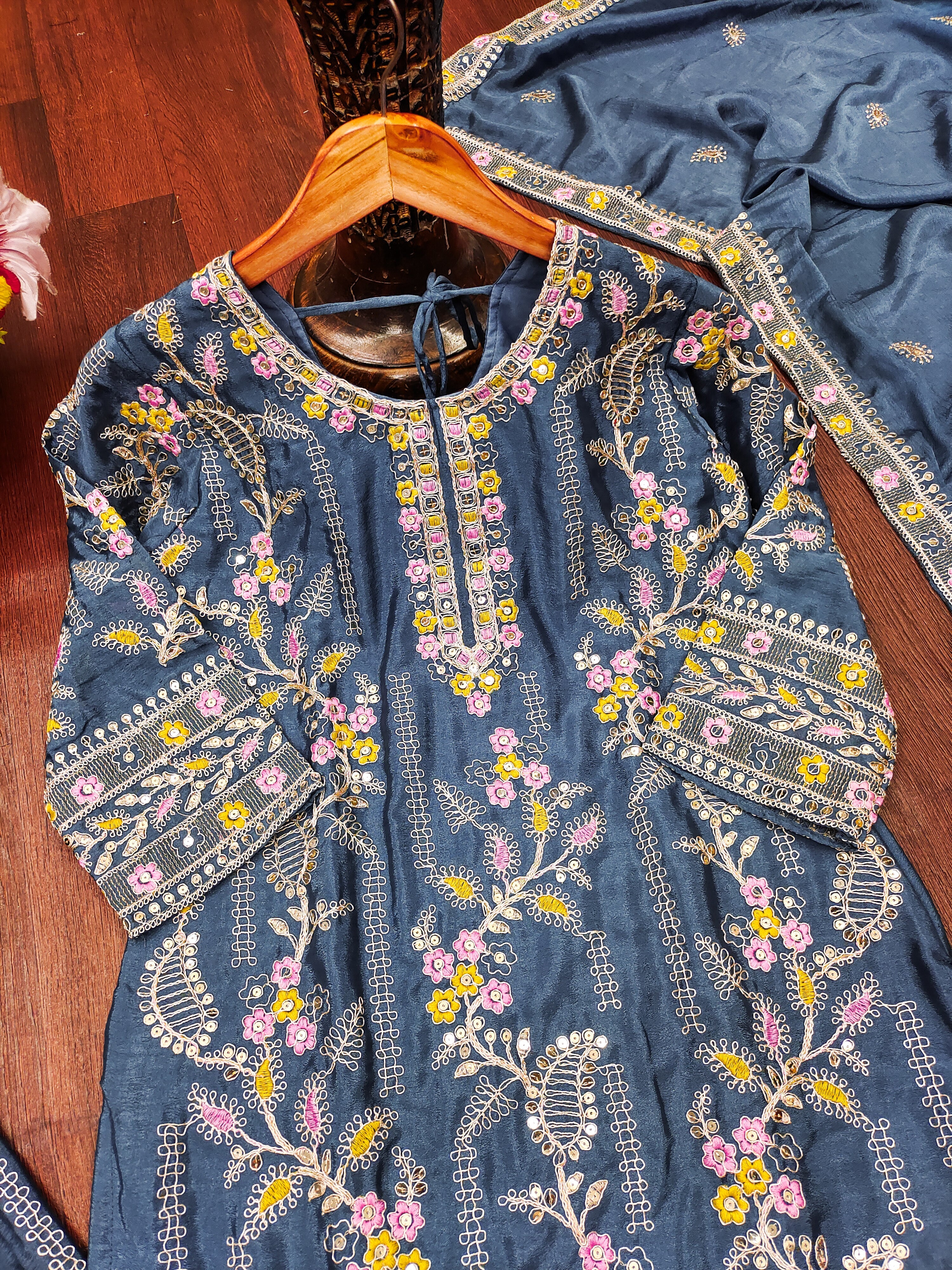 कोडिंग सीक्वेंस कढ़ाई वर्क के साथ डिज़ाइनर शरारा सूट