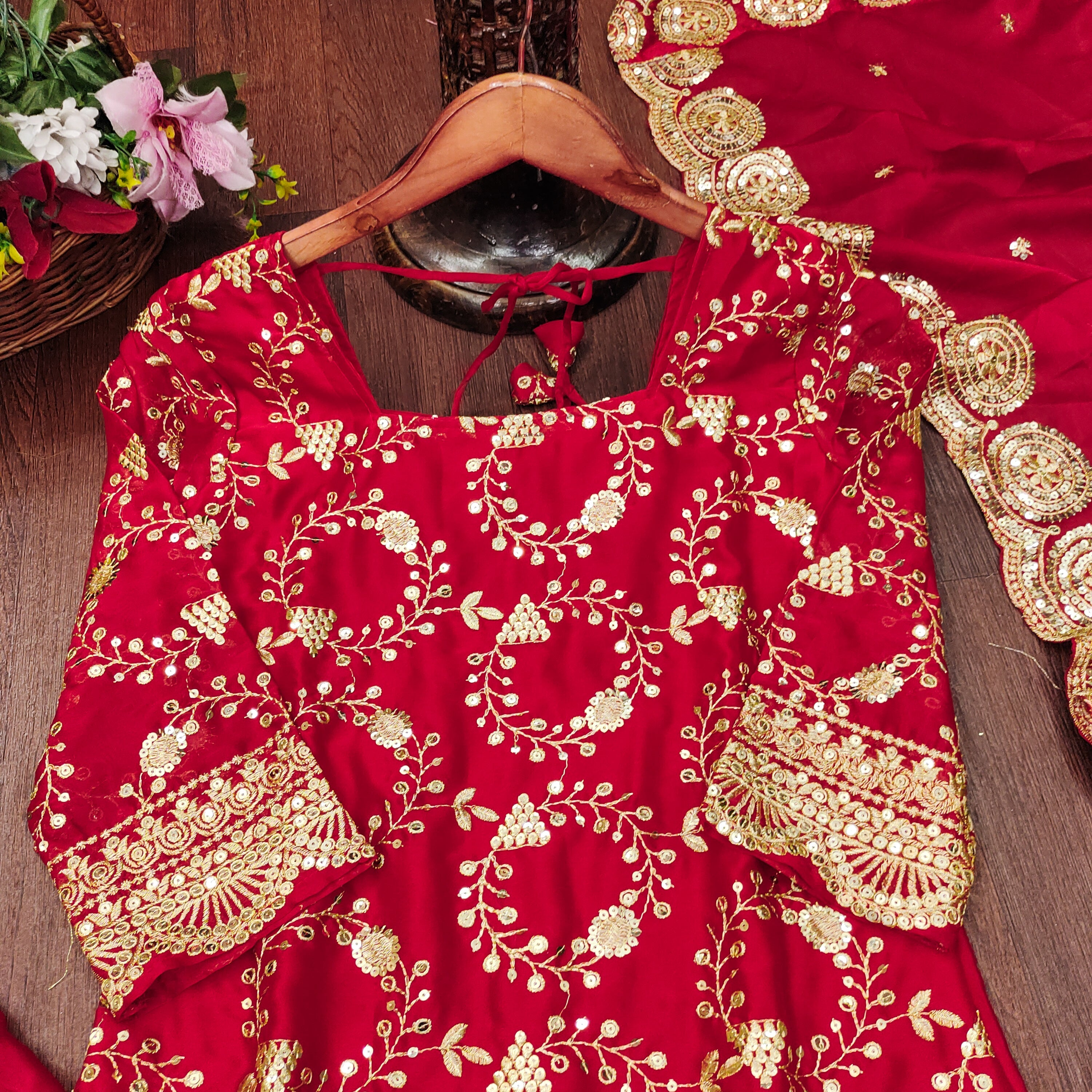 सीक्वेंस एम्ब्रॉयडरी वर्क के साथ डिज़ाइनर पार्टी वियर लहंगा सूट