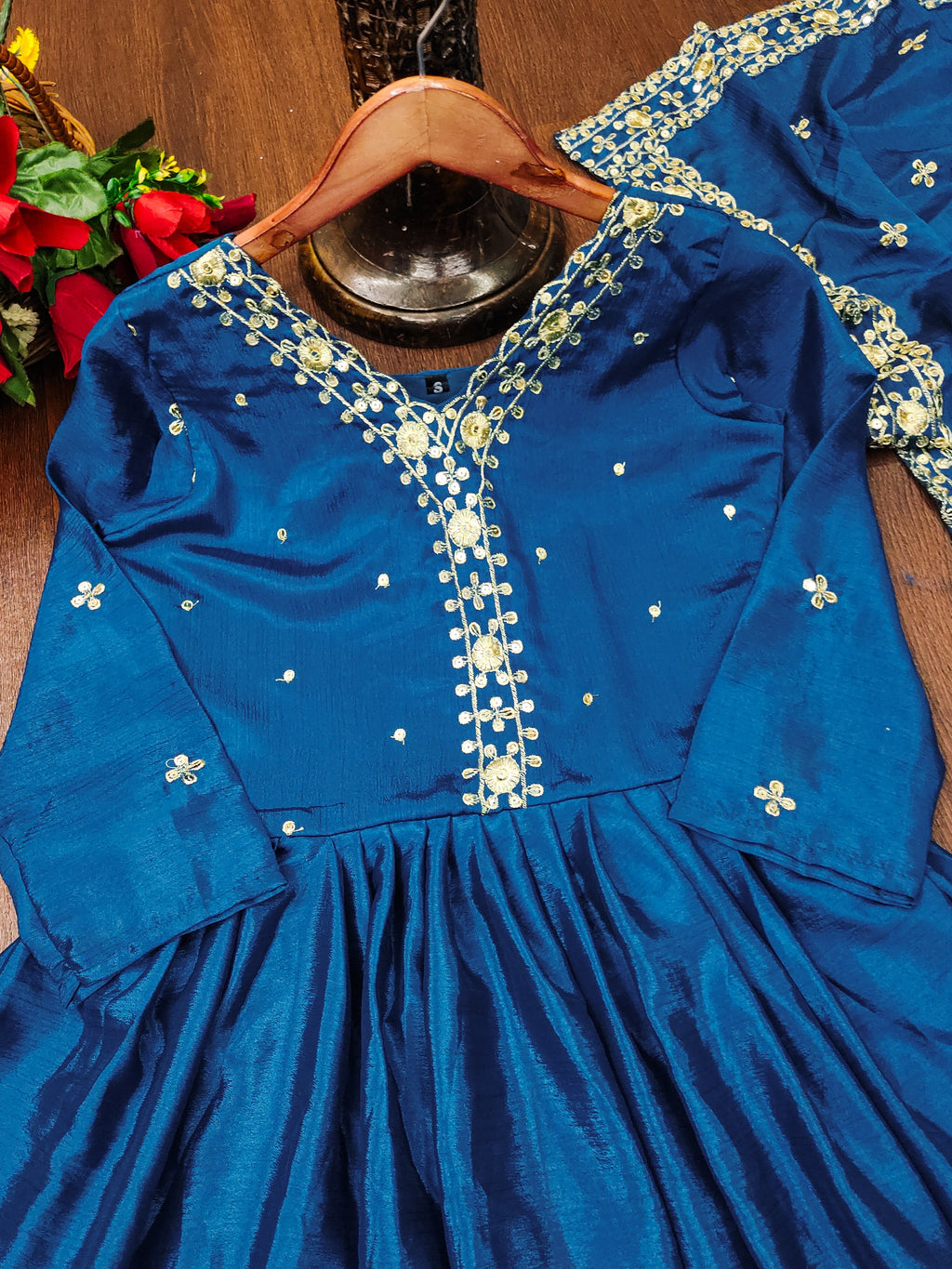 सीक्वेंस एम्ब्रॉयडरी वर्क वाला डिज़ाइनर पार्टी वियर शरारा सूट