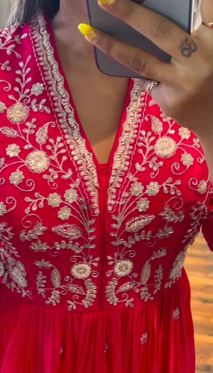 धागे के काम के साथ अनुक्रम कढ़ाई काम के साथ डिजाइनर सूट सेट