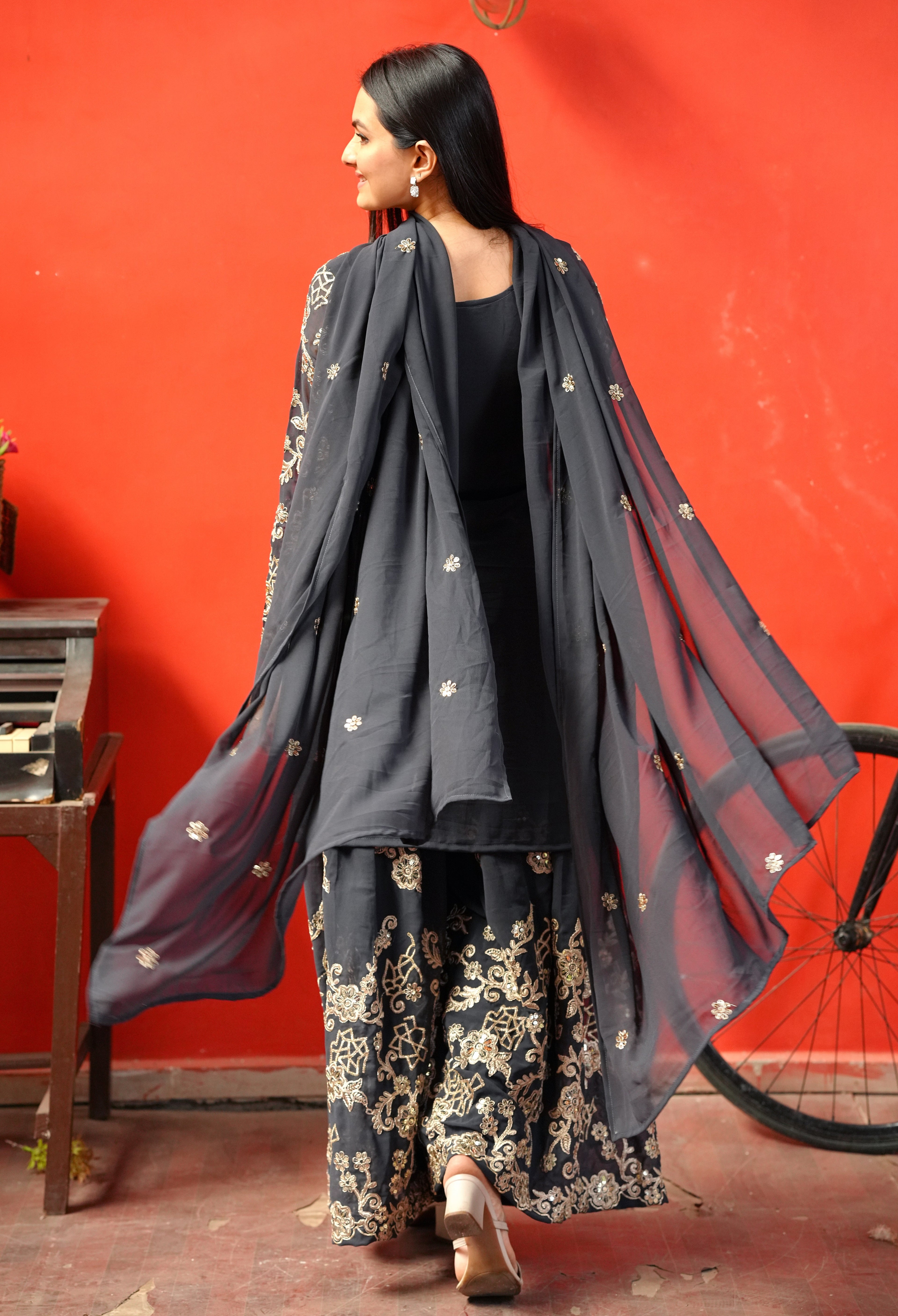 कोडिंग सीक्वेंस कढ़ाई वर्क के साथ डिज़ाइनर शरारा सूट