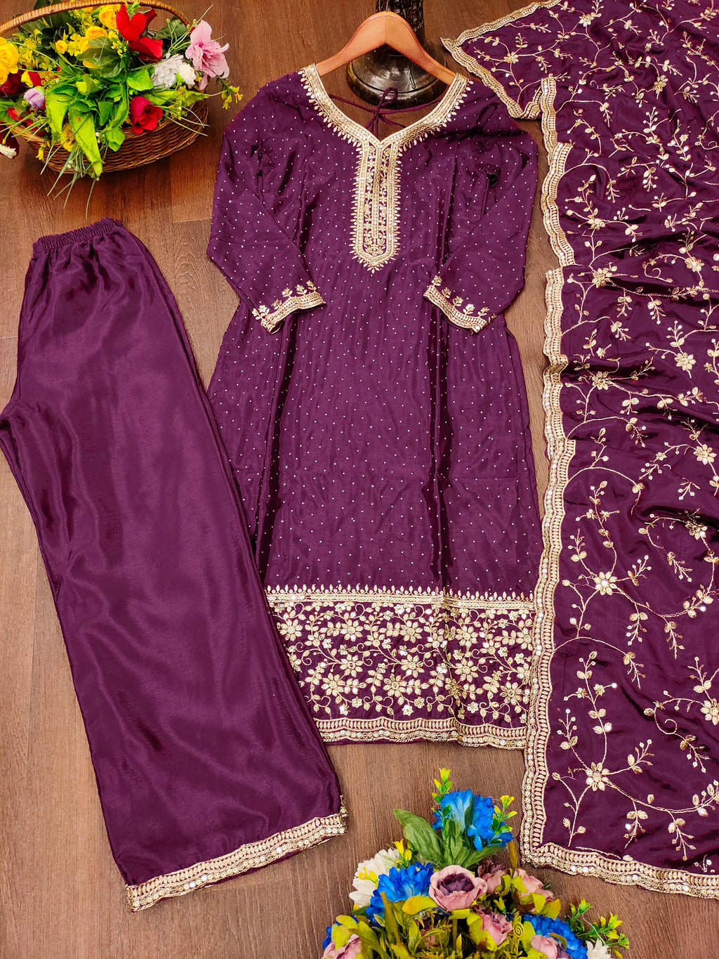 सीक्वेंस एम्ब्रॉयडरी वर्क और स्टोन वर्क के साथ डिज़ाइनर पार्टी वियर सूट