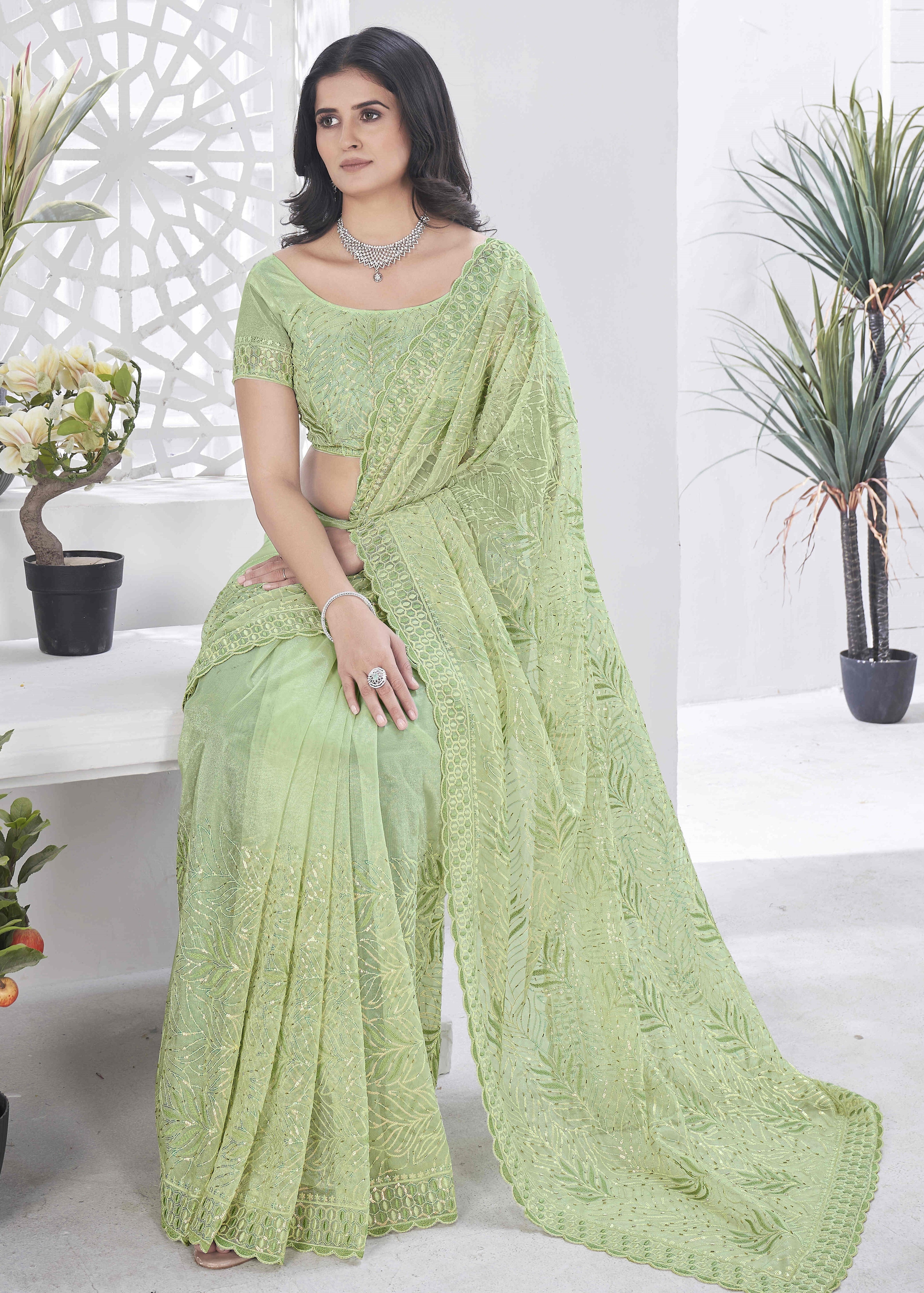 मल्टी कलर थ्रेड एम्ब्रॉयडरी वर्क के साथ डिज़ाइनर पार्टी वियर लुक साड़ी