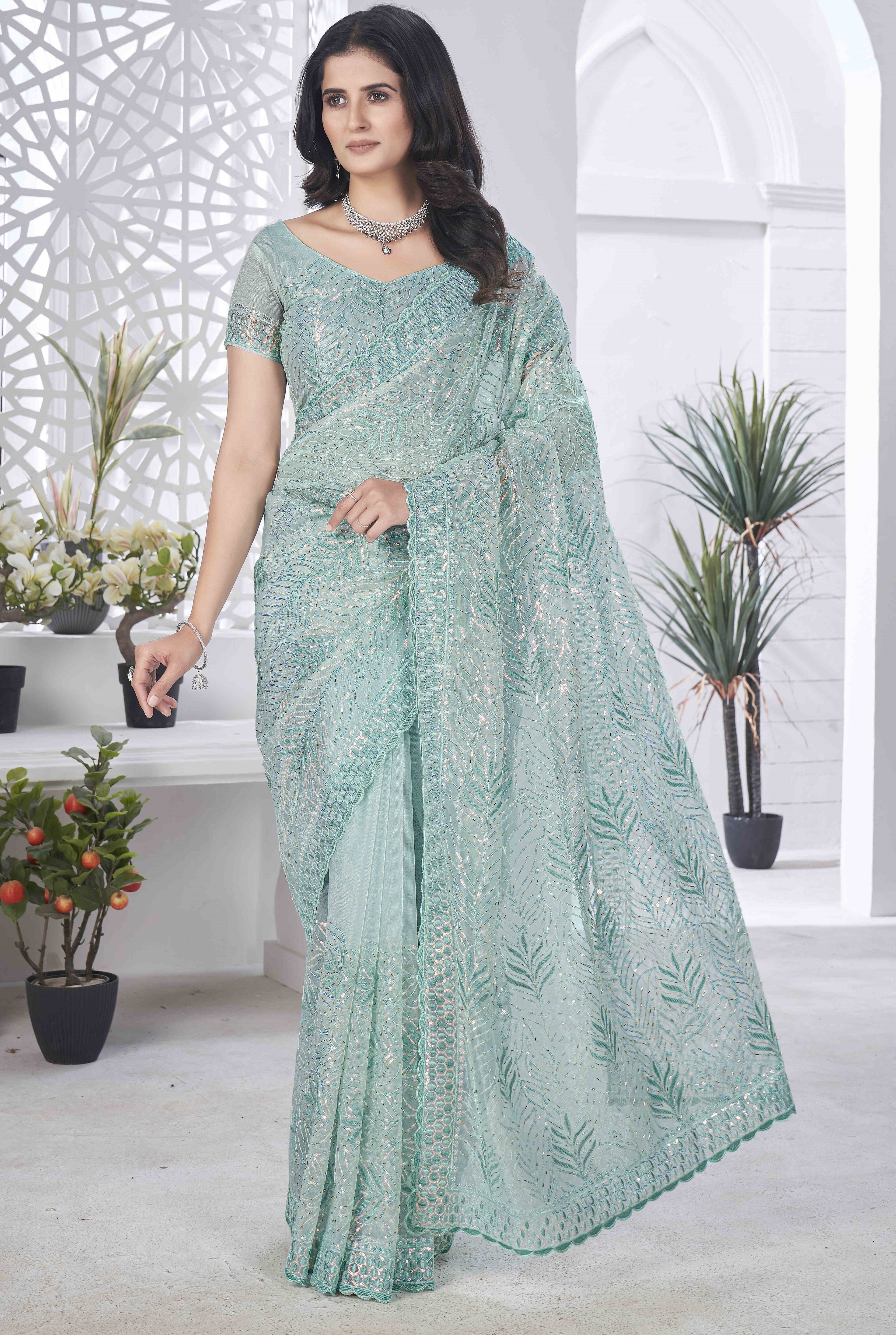 मल्टी कलर थ्रेड एम्ब्रॉयडरी वर्क के साथ डिज़ाइनर पार्टी वियर लुक साड़ी