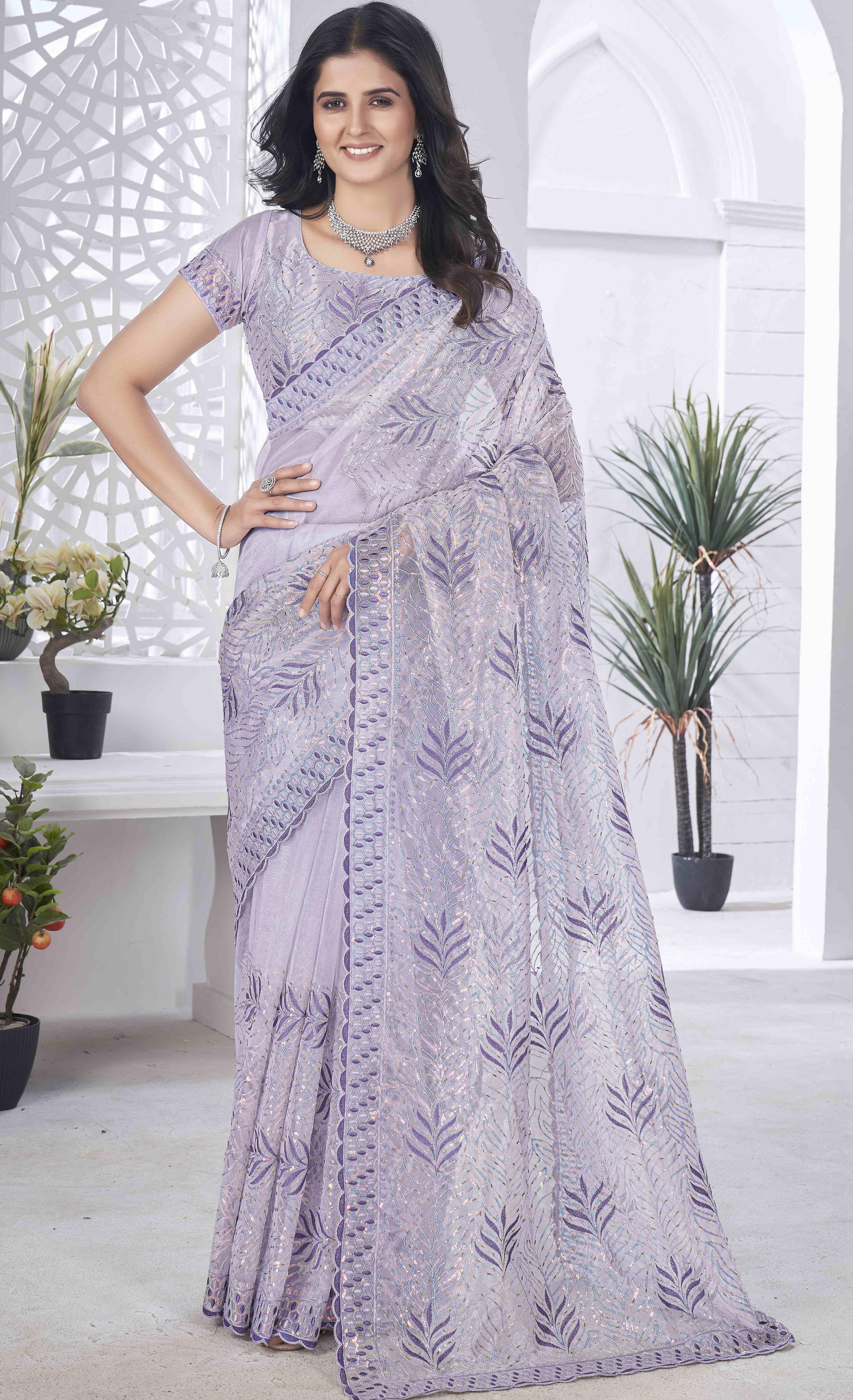 मल्टी कलर थ्रेड एम्ब्रॉयडरी वर्क के साथ डिज़ाइनर पार्टी वियर लुक साड़ी