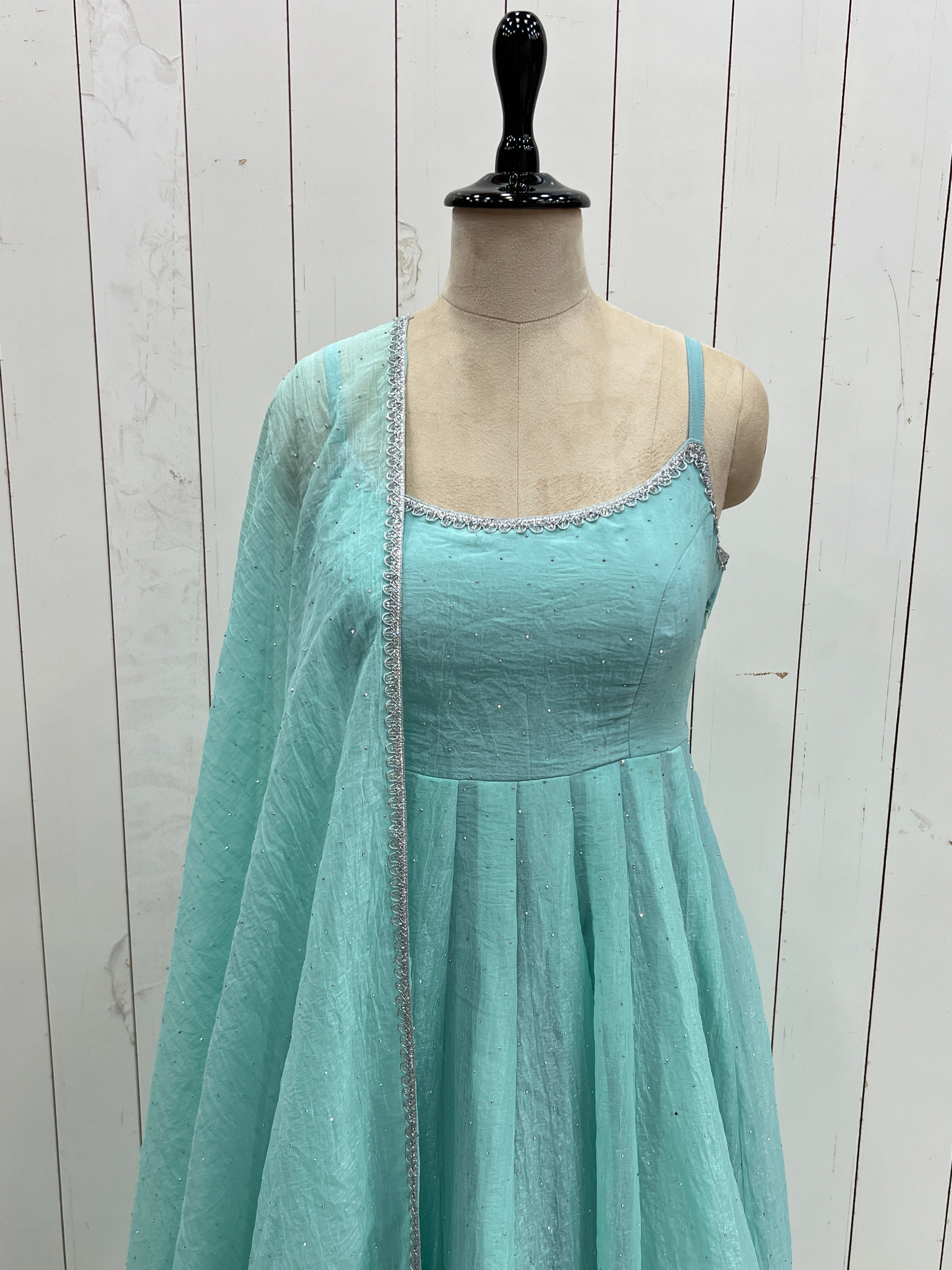 पार्टी वियर सुंदर अनारकली गाउन और दुपट्टे के साथ पैंट