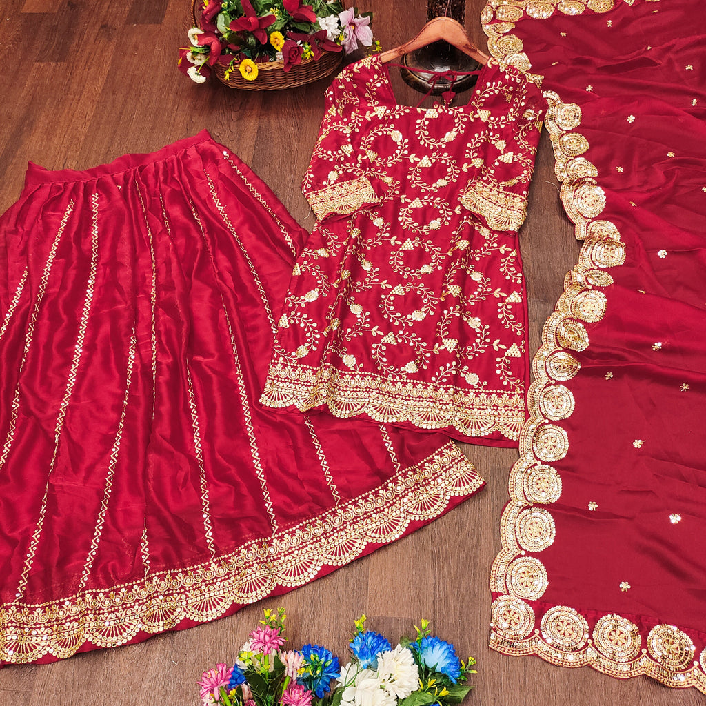 सीक्वेंस एम्ब्रॉयडरी वर्क के साथ डिज़ाइनर पार्टी वियर लहंगा सूट