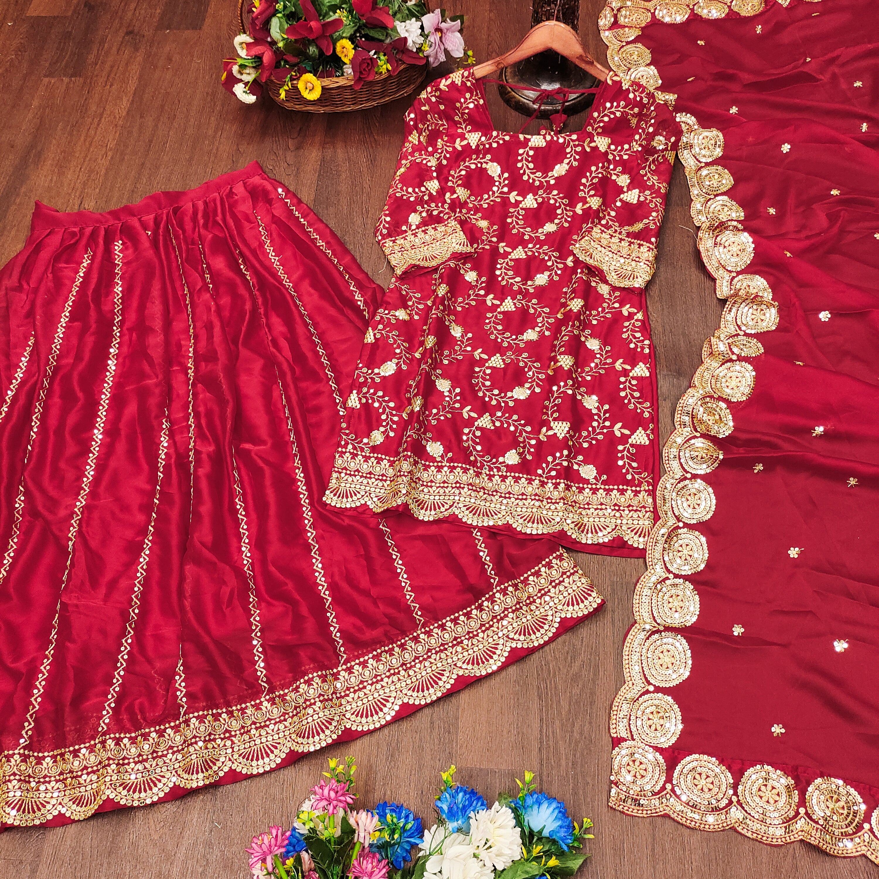 सीक्वेंस एम्ब्रॉयडरी वर्क के साथ डिज़ाइनर पार्टी वियर लहंगा सूट