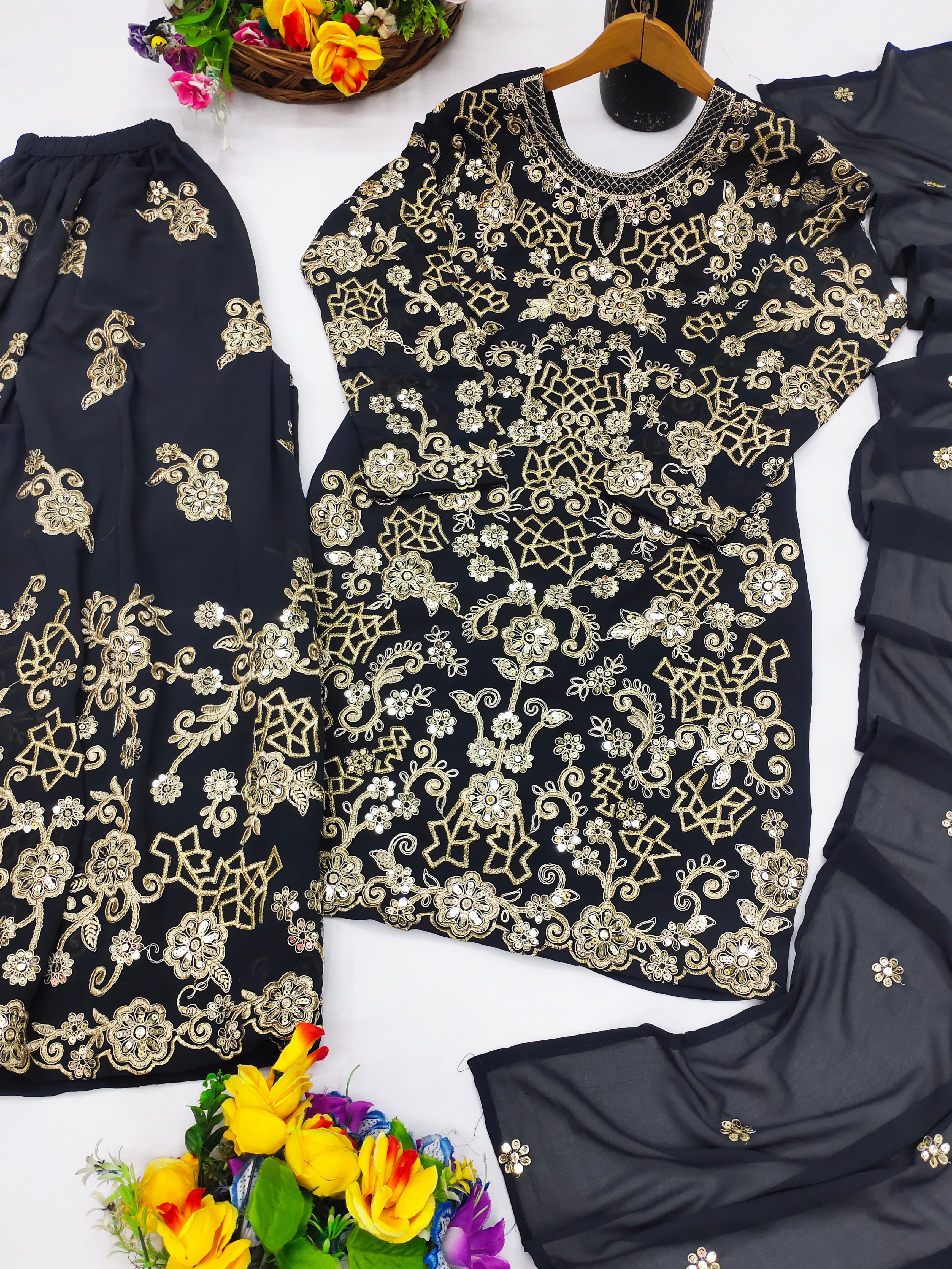 कोडिंग सीक्वेंस कढ़ाई वर्क के साथ डिज़ाइनर शरारा सूट