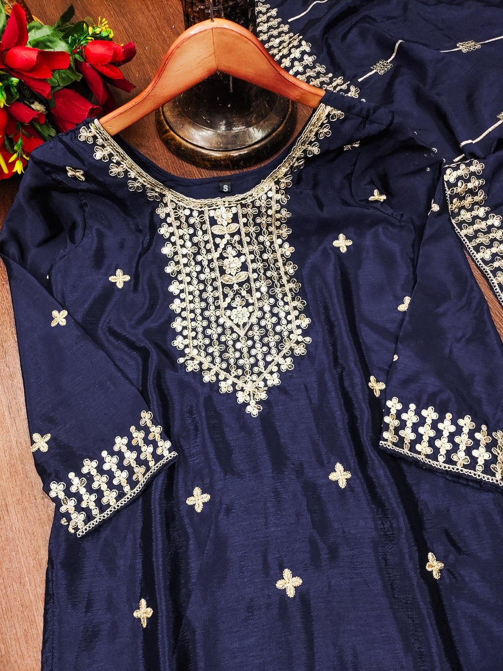 कोडिंग अनुक्रम कढ़ाई कार्य के साथ डिजाइनर सूट सेट