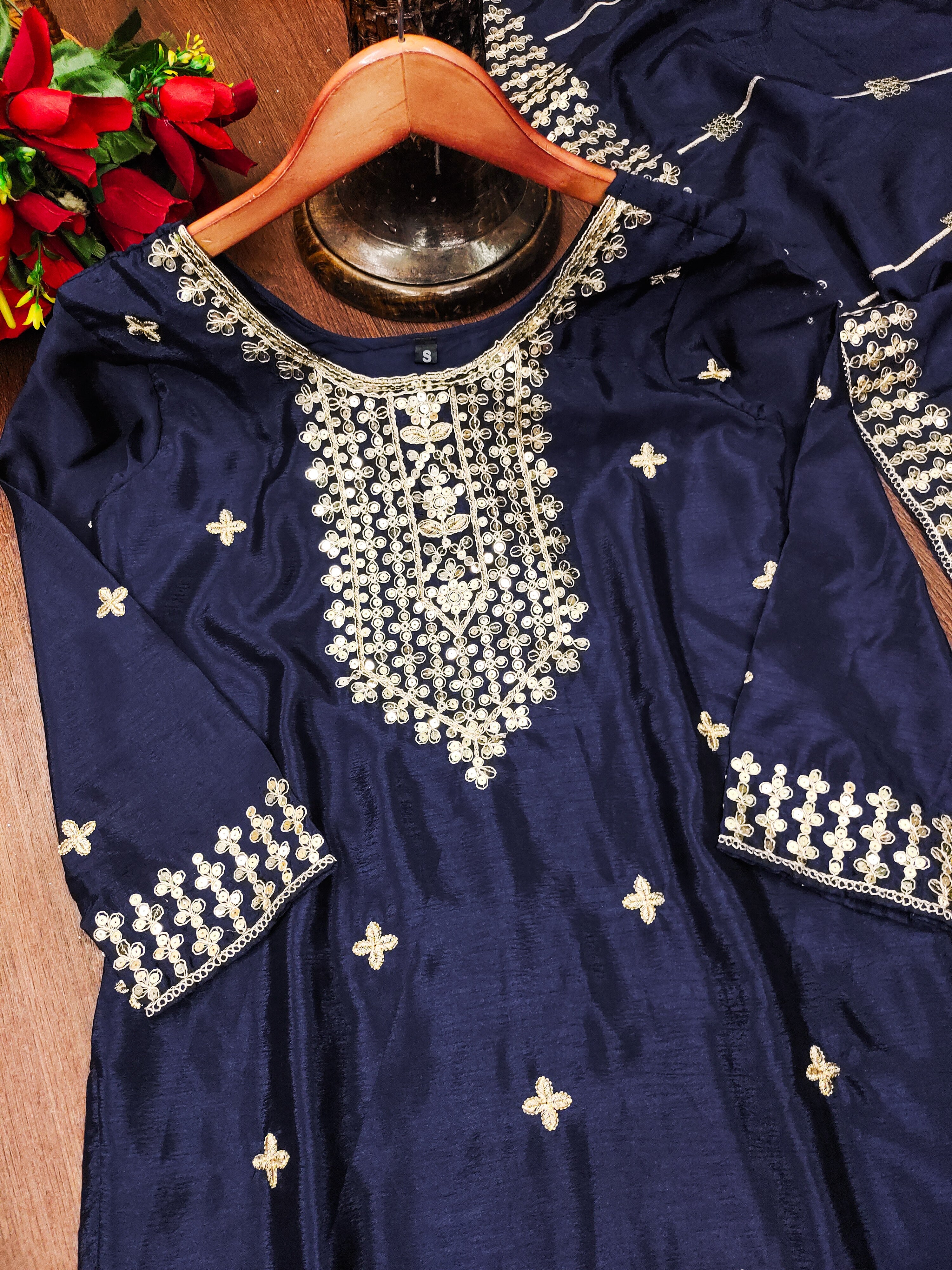 कोडिंग अनुक्रम कढ़ाई कार्य के साथ डिजाइनर सूट सेट