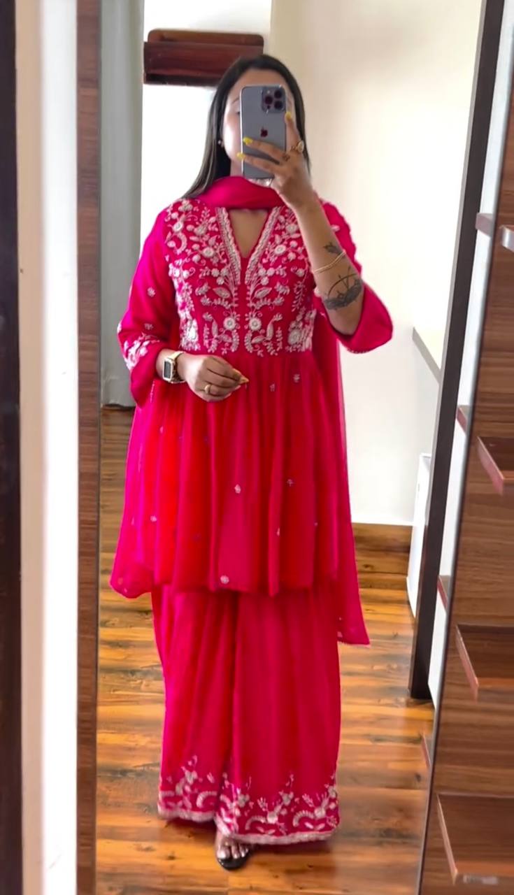 धागे के काम के साथ अनुक्रम कढ़ाई काम के साथ डिजाइनर सूट सेट