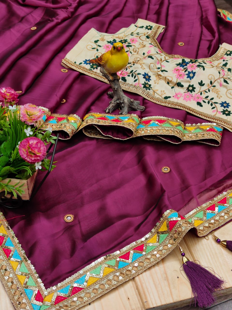 सीक्वेंस कढ़ाई, धागे और डोरी वर्क वाली फैंसी साड़ी